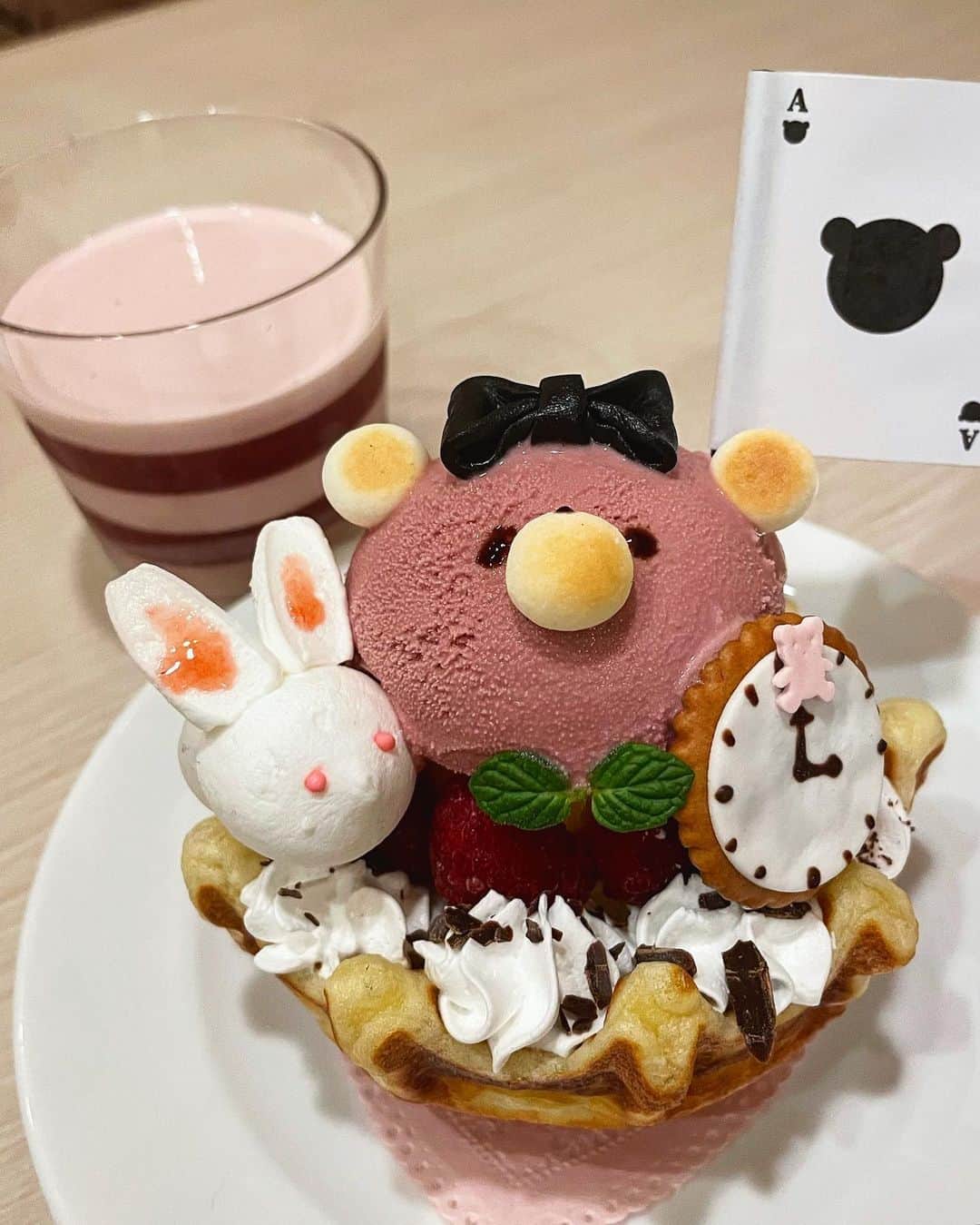 もーさんさんのインスタグラム写真 - (もーさんInstagram)「╰(*´︶`*)╯♡ ♡♡♡ 御器所にあるカフェ☕️ ・ 📍i＿cafe @icafe_cappuccino.and.waffle  ・ 〜新作パフェ〜 ◎不思議なクマのアリス　　¥1380 ・ 今回の🐻さんは 女子が大好き💕アリスだよ〜✌︎('ω')✌︎♡ ・ うさぎ🐰さんと時計🕰も一緒❣️ ・ もう〜 たまらないくらい可愛いかった😍 今日だけ レアな青いリボン🎀の子がいたよ✨ ・ そして♡ 🐻さんのお顔のルビーチョコアイスが めちゃ美味しかった(*⁰▿⁰*) ・ つぶらな瞳の🐻アリス❤️ とっても可愛すぎました♡♡♡ ・ 数量限定のため 予約をオススメします😊 ・ ・ 〜＊〜＊〜＊〜 #御器所カフェ＃不思議なクマのアリス＃名古屋カフェ＃アリスのパフェ＃名古屋カフェ部＃名古屋カフェ巡り＃名古屋インスタ交流会#genic_cafe #genic_sweets #あいなご ＃ナゴレコ#travel ＃グルメディア#retrip_cafe #retrip_nagoya ＃東海のカフェ時間#uwasalabo ＃ルトロン＃インスタグルメアワード2021＃名古屋スイーツ#愛知カフェ部」2月4日 18時03分 - mouusan