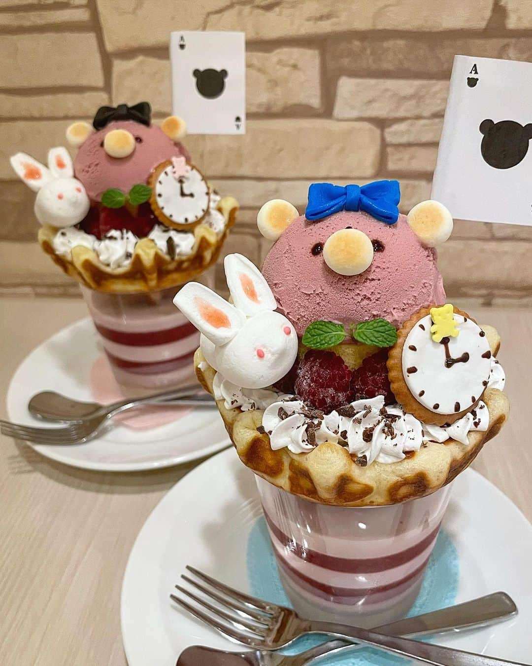 もーさんさんのインスタグラム写真 - (もーさんInstagram)「╰(*´︶`*)╯♡ ♡♡♡ 御器所にあるカフェ☕️ ・ 📍i＿cafe @icafe_cappuccino.and.waffle  ・ 〜新作パフェ〜 ◎不思議なクマのアリス　　¥1380 ・ 今回の🐻さんは 女子が大好き💕アリスだよ〜✌︎('ω')✌︎♡ ・ うさぎ🐰さんと時計🕰も一緒❣️ ・ もう〜 たまらないくらい可愛いかった😍 今日だけ レアな青いリボン🎀の子がいたよ✨ ・ そして♡ 🐻さんのお顔のルビーチョコアイスが めちゃ美味しかった(*⁰▿⁰*) ・ つぶらな瞳の🐻アリス❤️ とっても可愛すぎました♡♡♡ ・ 数量限定のため 予約をオススメします😊 ・ ・ 〜＊〜＊〜＊〜 #御器所カフェ＃不思議なクマのアリス＃名古屋カフェ＃アリスのパフェ＃名古屋カフェ部＃名古屋カフェ巡り＃名古屋インスタ交流会#genic_cafe #genic_sweets #あいなご ＃ナゴレコ#travel ＃グルメディア#retrip_cafe #retrip_nagoya ＃東海のカフェ時間#uwasalabo ＃ルトロン＃インスタグルメアワード2021＃名古屋スイーツ#愛知カフェ部」2月4日 18時03分 - mouusan