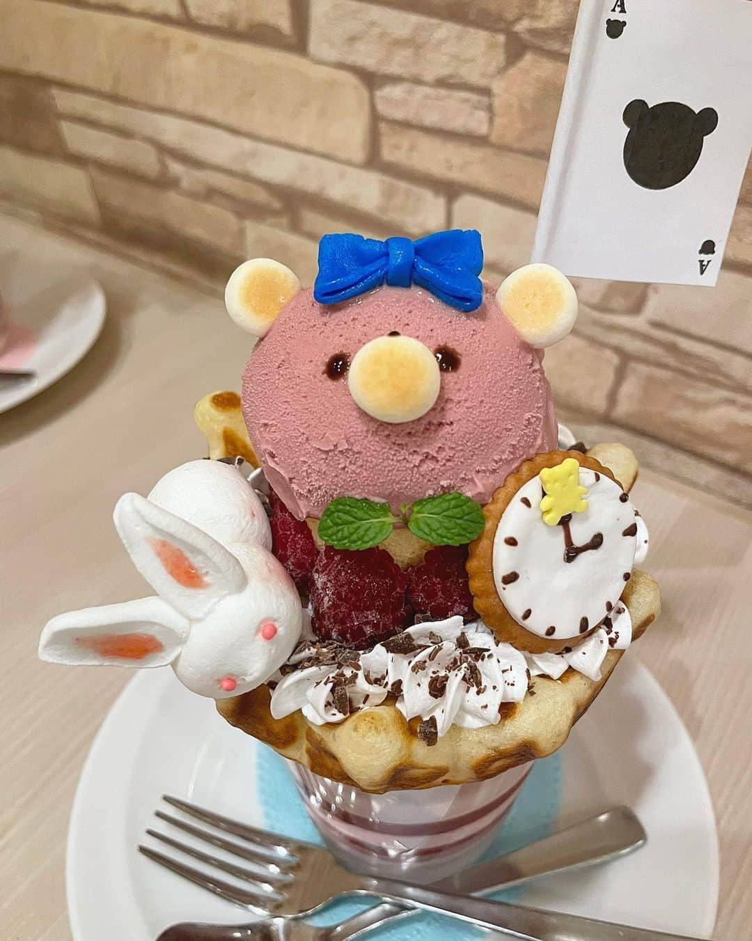 もーさんさんのインスタグラム写真 - (もーさんInstagram)「╰(*´︶`*)╯♡ ♡♡♡ 御器所にあるカフェ☕️ ・ 📍i＿cafe @icafe_cappuccino.and.waffle  ・ 〜新作パフェ〜 ◎不思議なクマのアリス　　¥1380 ・ 今回の🐻さんは 女子が大好き💕アリスだよ〜✌︎('ω')✌︎♡ ・ うさぎ🐰さんと時計🕰も一緒❣️ ・ もう〜 たまらないくらい可愛いかった😍 今日だけ レアな青いリボン🎀の子がいたよ✨ ・ そして♡ 🐻さんのお顔のルビーチョコアイスが めちゃ美味しかった(*⁰▿⁰*) ・ つぶらな瞳の🐻アリス❤️ とっても可愛すぎました♡♡♡ ・ 数量限定のため 予約をオススメします😊 ・ ・ 〜＊〜＊〜＊〜 #御器所カフェ＃不思議なクマのアリス＃名古屋カフェ＃アリスのパフェ＃名古屋カフェ部＃名古屋カフェ巡り＃名古屋インスタ交流会#genic_cafe #genic_sweets #あいなご ＃ナゴレコ#travel ＃グルメディア#retrip_cafe #retrip_nagoya ＃東海のカフェ時間#uwasalabo ＃ルトロン＃インスタグルメアワード2021＃名古屋スイーツ#愛知カフェ部」2月4日 18時03分 - mouusan