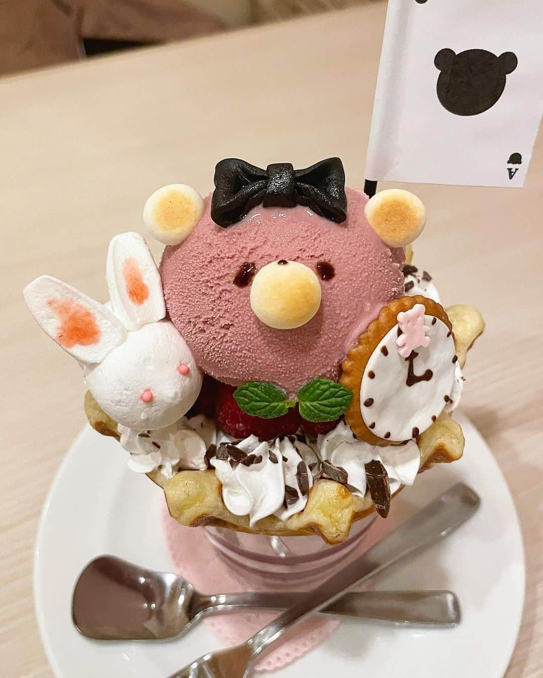 もーさんさんのインスタグラム写真 - (もーさんInstagram)「╰(*´︶`*)╯♡ ♡♡♡ 御器所にあるカフェ☕️ ・ 📍i＿cafe @icafe_cappuccino.and.waffle  ・ 〜新作パフェ〜 ◎不思議なクマのアリス　　¥1380 ・ 今回の🐻さんは 女子が大好き💕アリスだよ〜✌︎('ω')✌︎♡ ・ うさぎ🐰さんと時計🕰も一緒❣️ ・ もう〜 たまらないくらい可愛いかった😍 今日だけ レアな青いリボン🎀の子がいたよ✨ ・ そして♡ 🐻さんのお顔のルビーチョコアイスが めちゃ美味しかった(*⁰▿⁰*) ・ つぶらな瞳の🐻アリス❤️ とっても可愛すぎました♡♡♡ ・ 数量限定のため 予約をオススメします😊 ・ ・ 〜＊〜＊〜＊〜 #御器所カフェ＃不思議なクマのアリス＃名古屋カフェ＃アリスのパフェ＃名古屋カフェ部＃名古屋カフェ巡り＃名古屋インスタ交流会#genic_cafe #genic_sweets #あいなご ＃ナゴレコ#travel ＃グルメディア#retrip_cafe #retrip_nagoya ＃東海のカフェ時間#uwasalabo ＃ルトロン＃インスタグルメアワード2021＃名古屋スイーツ#愛知カフェ部」2月4日 18時03分 - mouusan