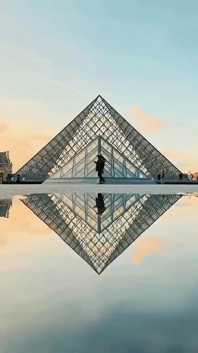 Canon Photographyのインスタグラム：「WAIT for it. How good is that? 🔥 Reel by // @wonguy974 Curated by @steffeneisenacher  #paris #louvre #puddle #reels #reflection」
