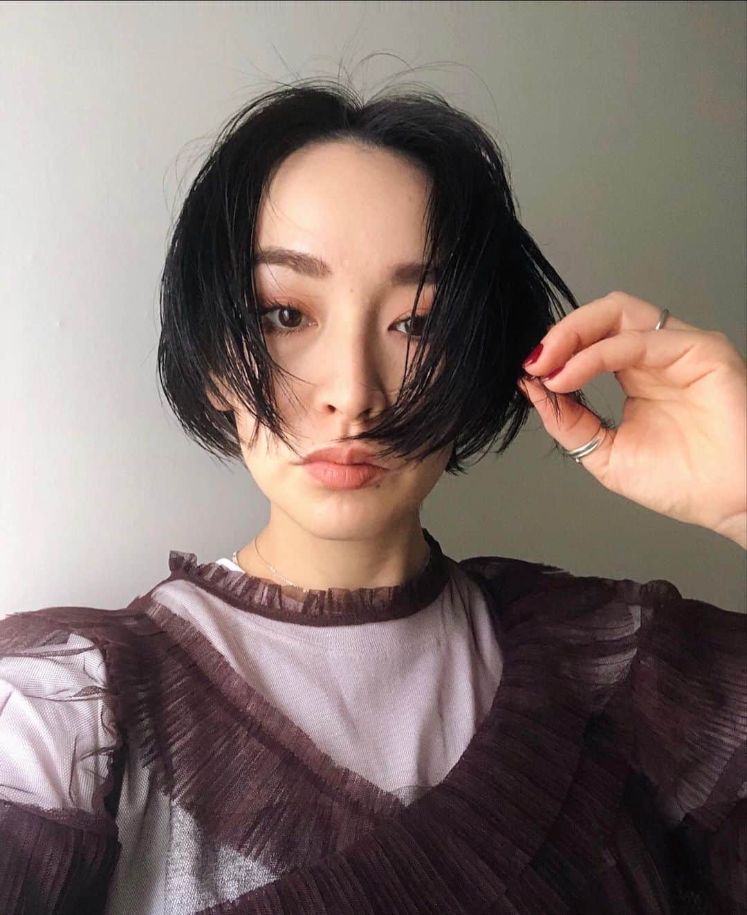 佐々木香奈のインスタグラム：「勝手に、 最近のMAKE事情😗﻿ ﻿ アイシャドウ﻿ @celvoke.jp  26番﻿ ﻿高発色だから薄付でOKだから 一生減らない😚  アイラインも @celvoke.jp  01 番﻿ 写真だと分かりづらいけど﻿ ちょっとパープルっぽい！﻿ ﻿ ハイライト﻿ @shiro_japan  頬骨とか鼻に塗ると﻿ エセ艶が出せる🤣﻿ ﻿ リップ下地﻿ @threecosmetics  リップバーム﻿で乾燥防止 ﻿ リップ﻿ @narsissist  パワーマットリップ2760番 ﻿ヌーディ系で、これ以上﻿ 落ちないリップはない気がする💯﻿  勝手にオススメ ヘビロテコスメ達でした🤣」