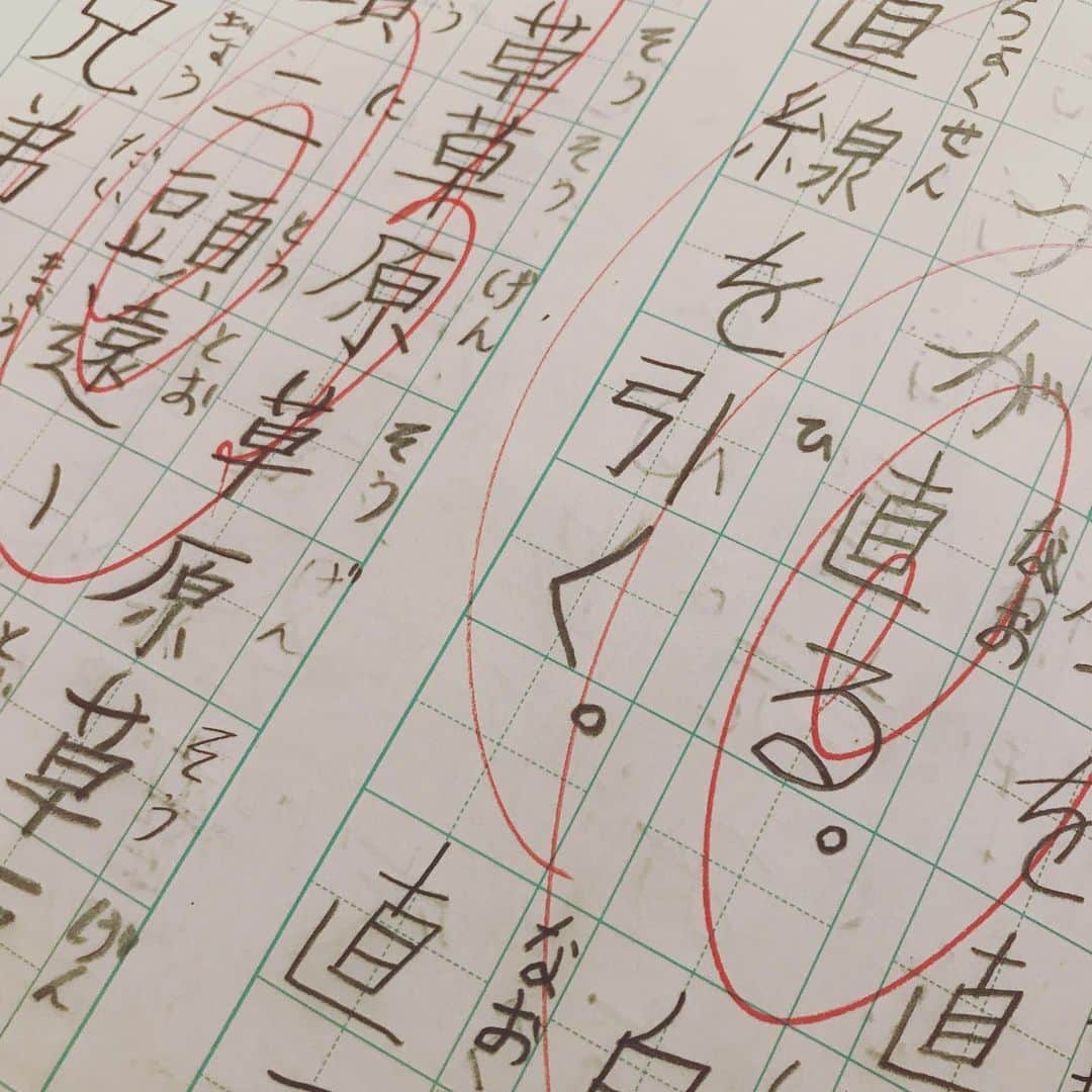 omatsuriccoのインスタグラム：「＃今日のドルジ 2021.2.4 ・ 字が本当に上手くなった😭 1年生の頃、 親子ともに涙流しながら ひらがなの宿題やってたのが嘘のよう🥺 辛かったな、あの頃…🤣 今は分からないと、うぅ～ってイライラってなるのが悩み… これも数年後には笑い話になるのかな🤔 子育ては悩みがつきませんな～!!!!!!! ・ 2枚目はドルジの好きなサーモン巻きを南南東向いて食べてるところです🍣 ・  #親バカ部 #kidsgram_tokyo #kidsgram_japan #ig_kids #kids_japan #子育てぐらむ」