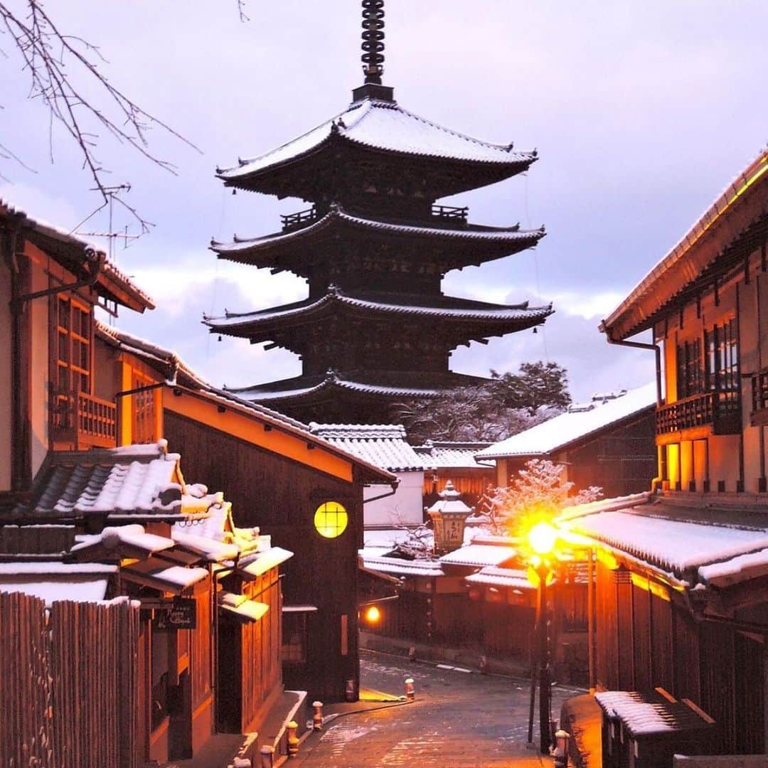 祇園麺処 むらじさんのインスタグラム写真 - (祇園麺処 むらじInstagram)「夜の京都の街並みは、雪が電灯の光を趣のあるものに変え、観光客の方の心を掴みます。  コロナの影響で観光が難しくなりましたが、 少しでも皆様に観光気分を味わっていただけるように、京都の観光情報もご紹介して行きます✨ ・ ・ @kyoto_gion_ramen_muraji をつけて 投稿してくださった方は、公式アカウントで 紹介させていただきます✨ ご来店の際は、ぜひ素敵な写真をご投稿してみてください❗️  #京都 #室町 #京都ラーメン #京都観光 #京都グルメ #祇園 #祇園麺処むらじ #白ラーメン #レモンラーメン #ラーメン #ラーメン好きと繋がりたい #麺スタグラム #麺活 #京都のうまいもん #そうだ京都行こう #そうだ京都へ行こう #kyoto #ramen #ramennoodles #ramenlover #kyotojapan #kyotofood」2月4日 18時10分 - ramen_muraji