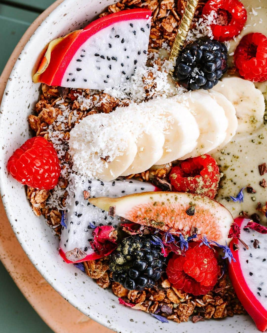 エリー・バレンさんのインスタグラム写真 - (エリー・バレンInstagram)「Vanilla Matcha Smoothie Bowl Recipe 🍵🍌 using @tropeaka this blend tastes so good with choc granola. ingredients: 2 frozen bananas 1 heaped tsp @tropeaka matcha powder 1 tbsp @tropeaka vanilla lean protein 1 tsp hemp seeds 2 tbsp coconut yoghurt 1/3 cup oat milk top with choc granola, fresh seasonal fruit and desiccated coconut  enjoy, x  #tropeaka #ad #smoothiebowl #smoothierecipe #vegan #plantbased #recipes #bananarecipes #matcha #veganrecipes #summer #food #foodie #foodphotography」2月4日 18時12分 - elliewatson