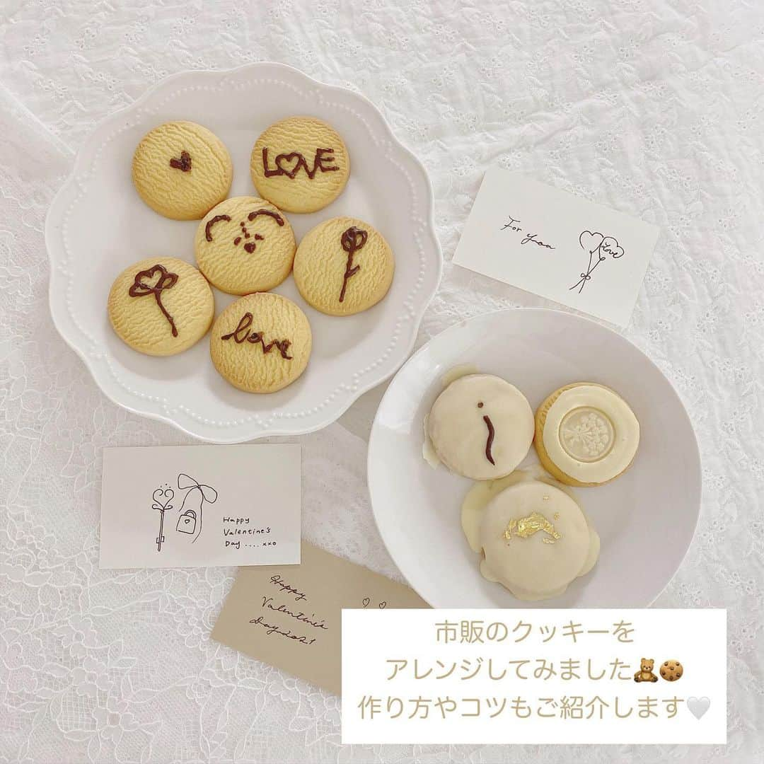 月森世菜さんのインスタグラム写真 - (月森世菜Instagram)「今回は市販のクッキーに チョコレートで アレンジしてみました🧸🍫  シーリングスタンプは ストーリーのRoomから𓍯  チョコペンは手書きで書くより 難しいので何度か 紙とペンで練習するのが おすすめです🤍  チョコを買いすぎました🐰 1枚で十分でした💭 次回また何か挑戦してみます♡  イラストを参考にした作品を SNSに投稿する際はタグ付けを お願いします🏷🧸 商用・お店で使用NG𓂃◌𓂂  質問はDMでなく最新の投稿の コメントにお願いします🤍  ┈┈┈┈┈┈┈┈┈┈┈┈┈┈┈┈┈┈┈ せいなです♡ 白系統の女子力アップのことに ついて毎日投稿しているので フォローして頂けると嬉しいです🍑  @seina.tsukimori   白系統のお写真を募集中✉️🕊 タグ付けしてね💭🩰  ファンネーム・マーク決まりました♡ → 🤍🕊 せいらー ┈┈┈┈┈┈┈┈┈┈┈┈┈┈┈┈┈┈┈  #バレンタイン #バレンタイン手作り #バレンタインレシピ #バレンタインチョコ #バレンタインデー #バレンタインギフト #チョコ #チョコレート #クッキー #クッキー作り #チョコレートアート #イラスト #イラストグラム #イラストレーター #簡単レシピ」2月4日 18時14分 - seina.tsukimori