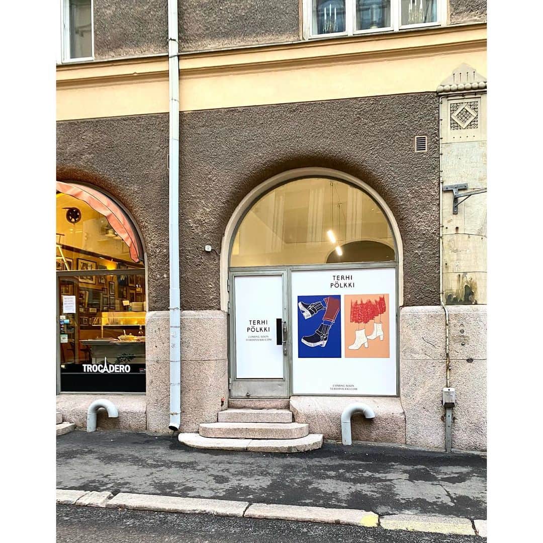 テーリポルキのインスタグラム：「Have you already spotted the new store? The grand opening of the new Terhi Pölkki store will be held on Thursday 11th of February so only one week to go!! 🤩 We hope to see you then! 💛  #TERHIPÖLKKI #terhipölkkistore #kämpgarden #finnishdesign #sustainable #footwear #shoes #grandopening」
