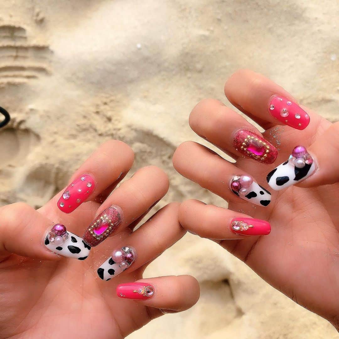 鈴木まりなのインスタグラム：「New Nail   @list.nail 担当 盛さん Valentine Nail🍫❤️    ↓↓↓  List. 📞06-6253-0031 📍大阪府大阪市中央区南船場4-12-8 関西心斎橋ビル7Ｆ      #マリナネイル #ネイルデザイン #バレンタインネイル #大阪ネイルサロン #ネイルでマインドリセット  #list_nail #nail #naildesign #magnetnails #nailsofinstagram #nailitdaily #nailsmagazine #nailonfleek #firenails #valentinenails」
