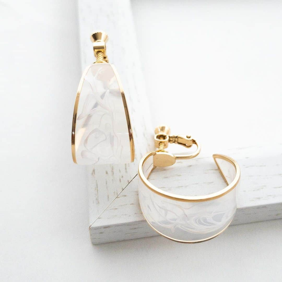 BASE（ベイス）さんのインスタグラム写真 - (BASE（ベイス）Instagram)「Resin marble hoop pierces earrings ／ naotjewelry（@naotjewelry2010）  ◤ 乳白色のマーブルと 指輪のようなシルエットの フープイヤリング ◢  素材そのものの美しさや特徴を最大限に活かした ジュエリーをつくっている＜naotjewelry＞。  枠がゴールドのため 顔周りが明るくなり、好印象をつくれますよ😉  ボリューム感がありながら 軽いつけ心地なのが嬉しい一品です。」2月4日 18時18分 - baseec