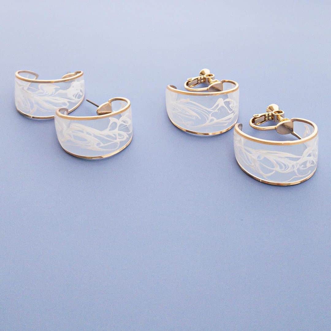 BASE（ベイス）さんのインスタグラム写真 - (BASE（ベイス）Instagram)「Resin marble hoop pierces earrings ／ naotjewelry（@naotjewelry2010）  ◤ 乳白色のマーブルと 指輪のようなシルエットの フープイヤリング ◢  素材そのものの美しさや特徴を最大限に活かした ジュエリーをつくっている＜naotjewelry＞。  枠がゴールドのため 顔周りが明るくなり、好印象をつくれますよ😉  ボリューム感がありながら 軽いつけ心地なのが嬉しい一品です。」2月4日 18時18分 - baseec