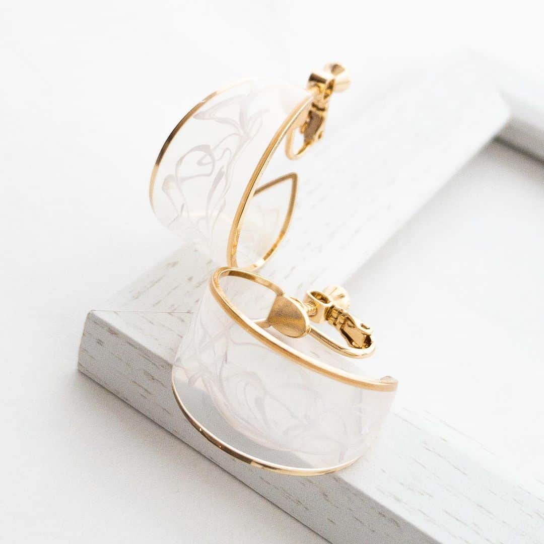BASE（ベイス）のインスタグラム：「Resin marble hoop pierces earrings ／ naotjewelry（@naotjewelry2010）  ◤ 乳白色のマーブルと 指輪のようなシルエットの フープイヤリング ◢  素材そのものの美しさや特徴を最大限に活かした ジュエリーをつくっている＜naotjewelry＞。  枠がゴールドのため 顔周りが明るくなり、好印象をつくれますよ😉  ボリューム感がありながら 軽いつけ心地なのが嬉しい一品です。」