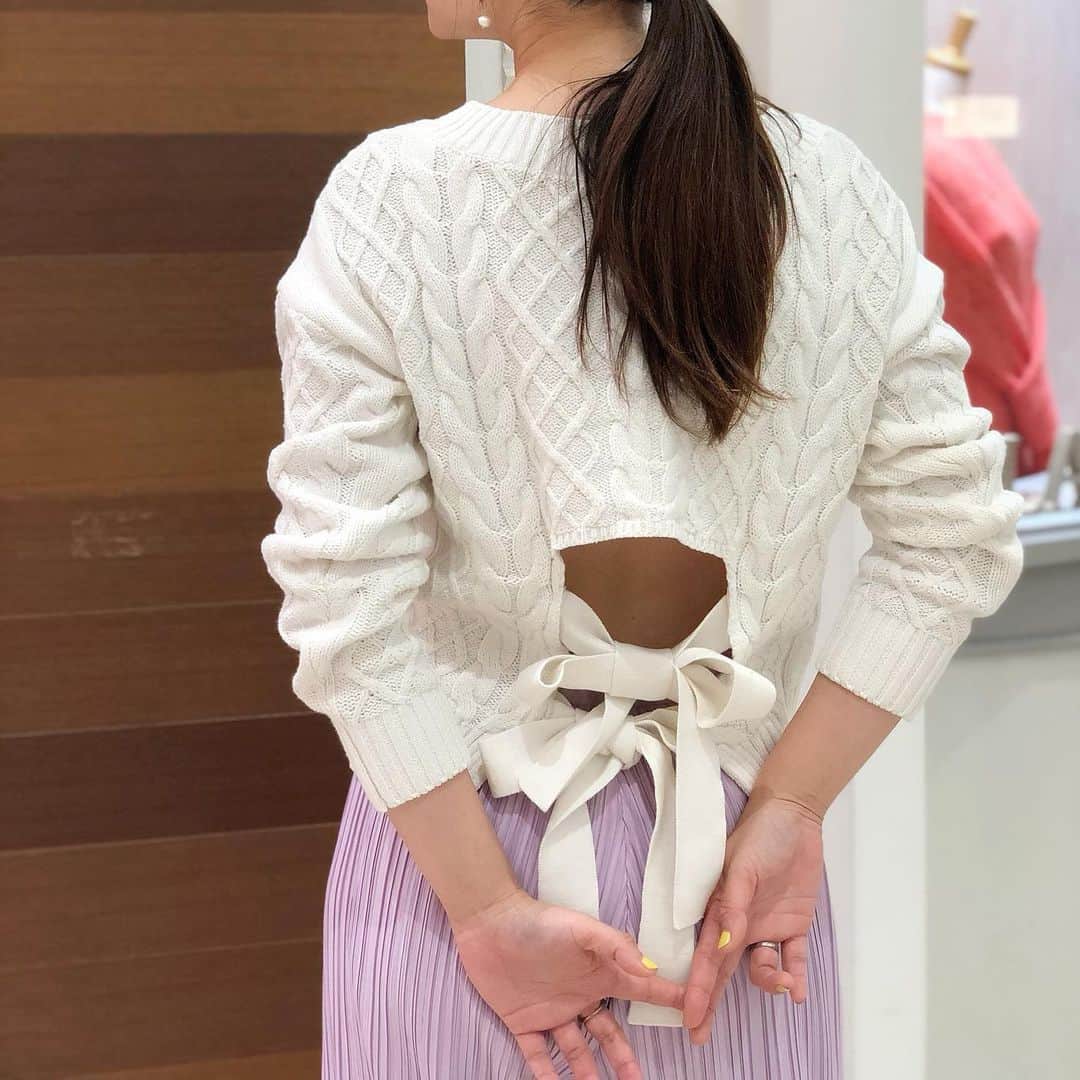 のインスタグラム：「.﻿ ﻿ 冬はロンTレイヤードで楽しんだ﻿ バックリボンニットは﻿ 春は大胆に肌見せ🌷🐝☺️﻿ ﻿ コットン×アクリルのニットだから﻿ 春の素材とも好相性🕊﻿ 冬→春へのスイッチコーデにおすすめです🤍﻿ ﻿ Nina mew﻿ knit ¥14,000+tax﻿ pants ¥19,000+tax﻿ boots ¥13,000+tax(WH sold out)﻿ ﻿ @ninamew_official#Ninamew#ニーナミュウ#セレクトショップ#selectshop 昨日だけど#今日のしんたに」