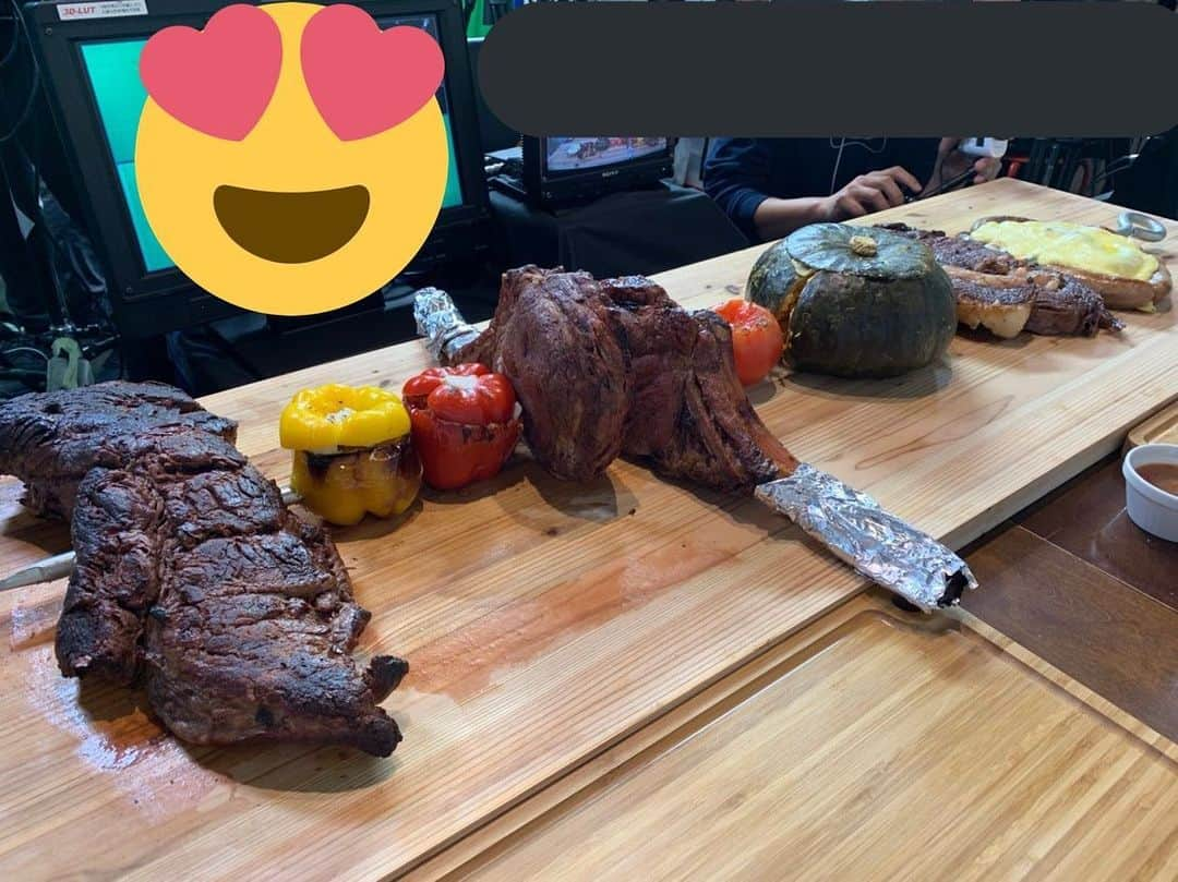 あこさんのインスタグラム写真 - (あこInstagram)「デカ盛りハンターで食べたnijyukyuさん巨大BBQ串9kg！牛尽くし！大きすぎてびっくりした😂食べ応えもすごくてお肉もめちゃくちゃ美味しかった😆こんな豪華なBBQ串を作って下さってありがとうございました😭nijyukyuさんのハンバーグも飲めるレベルで美味しいよ🐮 エプロンは今まで食べた総重量！結構な数字でこれまたびっくりした。笑 #デカ盛りハンター  #はらぺこツインズ」2月4日 18時23分 - harapeko__ako