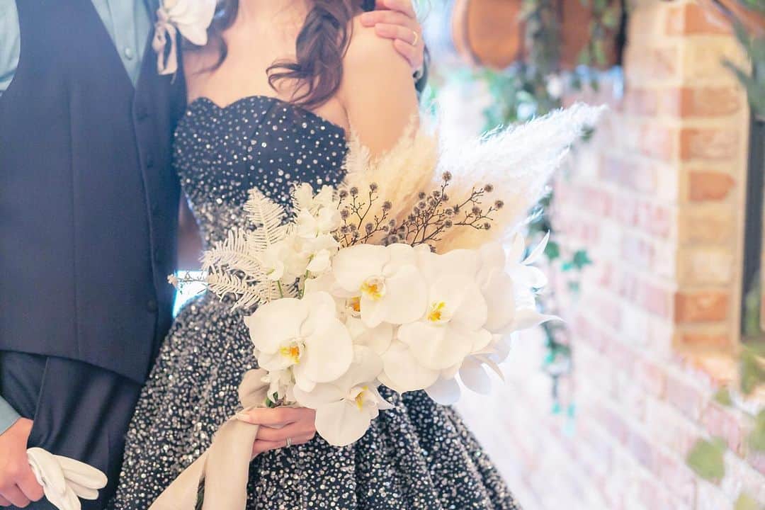 The 33 Sense of Weddingさんのインスタグラム写真 - (The 33 Sense of WeddingInstagram)「﻿ こだわりのドレスだからこそブーケの存在が大切です﻿ ﻿ ﻿ ウェディングドレスとの相性﻿ ﻿ カラードレスとの相性﻿ ﻿ ドレスの雰囲気が違えば相性は変わります﻿ ﻿ ﻿ ﻿ ドレス姿をより引き立たせるブーケだからこそ﻿ ﻿ 花嫁様にはそこまでこだわってほしいとおもっています﻿ ﻿ ﻿ ﻿ #ブーケ　#bouquet #カラードレス﻿ #33花嫁  #33wedding #the33 #wedding﻿ #the33teaandbarterrace #結婚式 #ウェディング ﻿ #ウェディングレポ #ウェディングニュース ﻿ #プレ花嫁 #式場見学 #プロポーズ ﻿ #ナチュラルウェディング #卒花嫁 #結婚式場 ﻿ #結婚式準備　#大阪花嫁 #関西花嫁 #いいね婚﻿ #2020冬婚 #2021春婚 #ウェディングフォト #前撮り﻿ #日本中のプレ花嫁さんと繋がりたい﻿ #日本中の花嫁さんと繋がりたい ﻿ #dearswedding ﻿ #ふたりの未来を探す旅」2月4日 18時23分 - the_33_sense_of_wedding