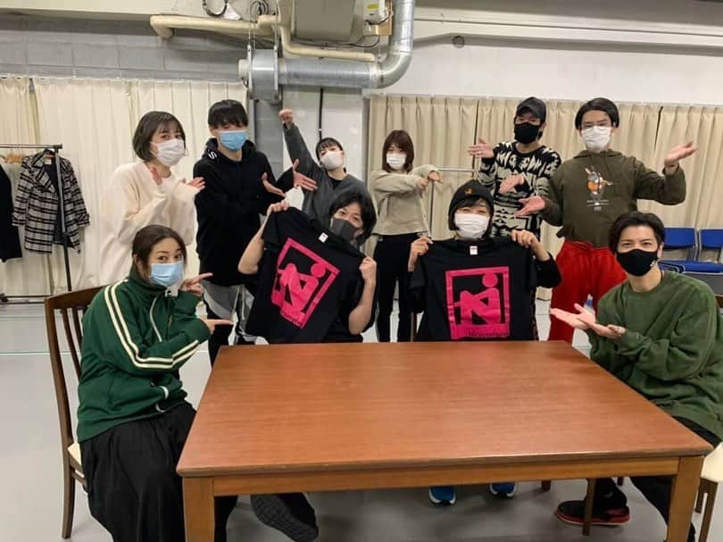 南海キャンディーズ【公式】のインスタグラム：「舞台の稽古しています。 一日、一日ですね。 毎日を進んでいきます。 進みたいです。」