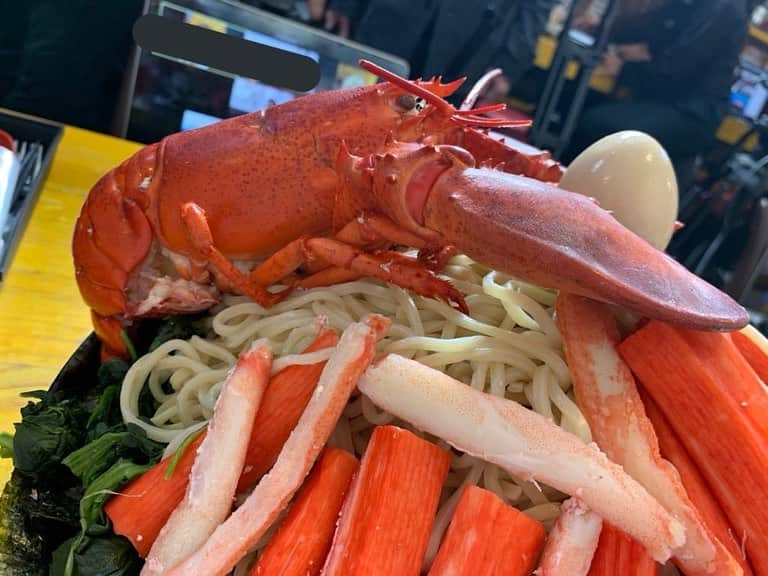 あこさんのインスタグラム写真 - (あこInstagram)「違う家さんの巨大つけ麺6kg！インパクトがすごい🦞モチモチのタピオカ麺のつけ麺の下には4つの味が楽しめるラーメンになっとって仕組みもすごかった😳つけ麺もラーメンも美味しかった☺️✨ つけ麺の量がすごくてスープ使い切って足りやんくておかわりした😂 #違う家  #デカ盛り #家系ラーメン  #つけ麺 #はらぺこツインズ」2月4日 18時27分 - harapeko__ako