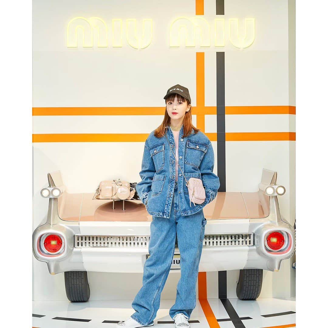 のインスタグラム：「伊勢丹新宿で miumiu POPUP開催してるので行ってきた🥰  今回めちゃ好きなタイプでテンション上がりました🍫。デニム可愛い。。2月9日までだって🐄  #miumiu」