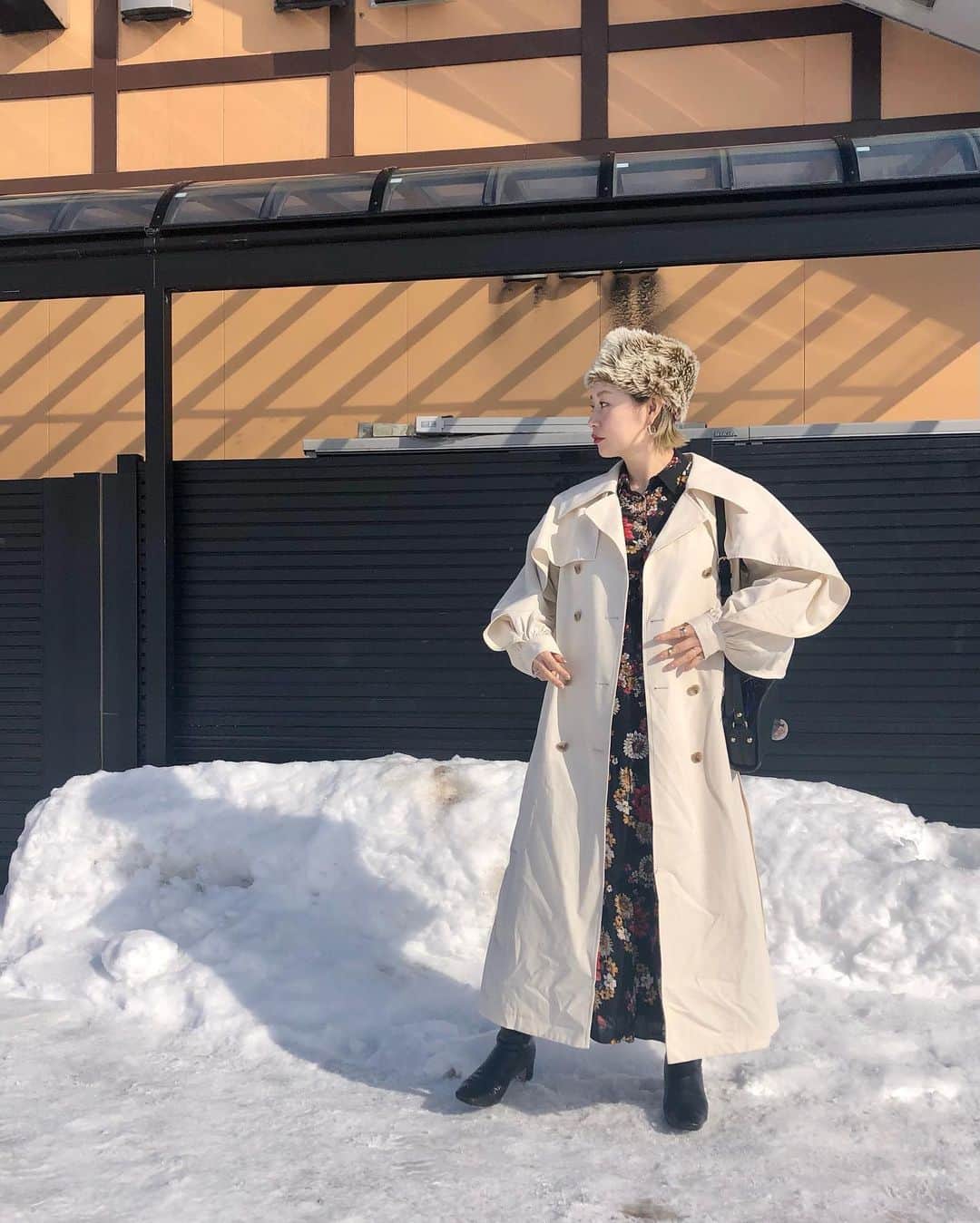 ◆miki◆のインスタグラム：「* * 🥟🥟🥟 * ちょーしこいて 花柄opとヌーディートレンチで 春先取りcodeしたけどね めちゃくちゃ寒かったわ🥶🥶🥶  いや～🙃 春はねどーしても ヌーディー鈴木になりたくて 出会ってしまったのよ🥺  @jancidium の ヌーディートレンチコートに🥺❤️  肩から腕にかけてのデザインが ピラピラピラピラしてて可愛いの❤️  クリオネみたいじゃろ☺️  早く着たいわ～❤️  #ヌーディー鈴木 #トレンチコート #ヌーディーカラー #母ちゃんのootd #ママコーデ #ママファッション #マタニティファッション #マタニティコーデ #ぷんにー #妊娠6ヶ月」