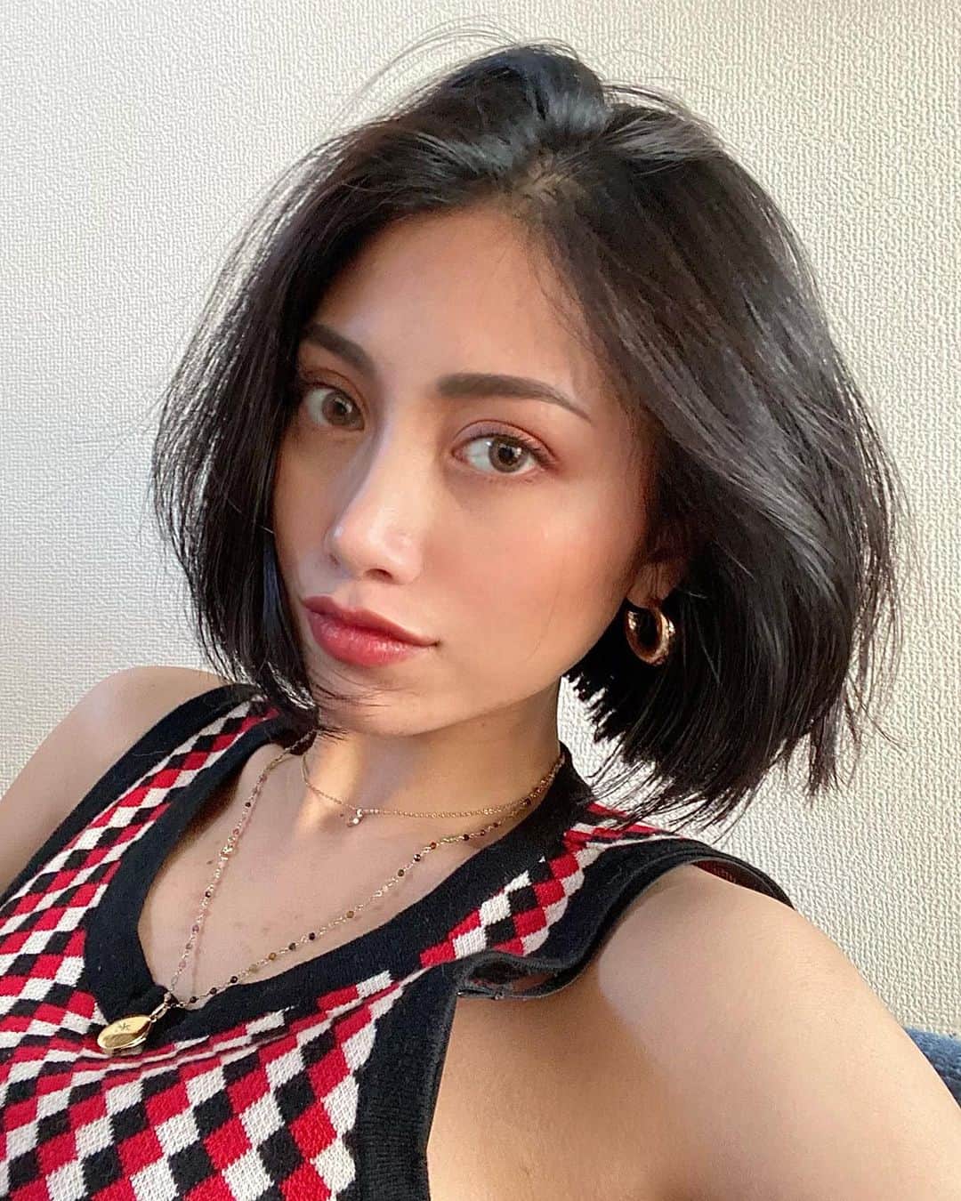 安部ニコルのインスタグラム：「アンケートの結果により... ✂️🌼🦋」