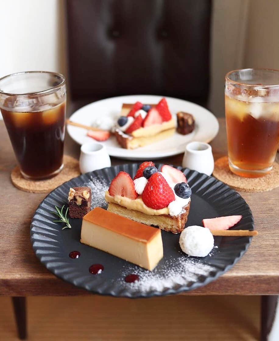 のインスタグラム：「［#cafemiru_愛知］﻿ ——————————————————————﻿ 小さなお菓子屋さん&イタリアンカフェ🌷「dolcemente(a) + cafe OTTO AGOSTO」﻿ ﻿ タルトとプリンの欲張りセット☺️💖別添えのほろ苦いカラメルもお楽しみいただけますよ〜🧸🎈﻿ ﻿ ☑苺のタルト/プリンセット🍮﻿ ※販売状況は事前にお店へご確認ください。﻿ ﻿ 📍dolcemente(a) + cafe OTTO AGOSTO﻿ ⚪︎住所 / 愛知県名古屋市守山区小幡太田10-15﻿ ⚪︎営業時間 / 【水〜日】11:00〜18:00﻿ ※現在は営業時間が異なる場合がございますので、事前にご確認ください。﻿ ⚪︎定休日 / 月・火﻿ ⚪︎アクセス / 小幡駅より徒歩10分﻿ ﻿ 【#cafemiru_Aichi】﻿ 📍dolcemente(a) + cafe OTTO AGOSTO﻿ ◎Open Hours / 【WED-SUN】11:00〜18:00﻿ ◎closest station / 「Obata」﻿ ﻿ ☕️ @dolcemente_a﻿ 📷 @rin.7469﻿ ———————————————————﻿ Cafemiruでは「#インスタ探検隊」or「#cafemiru」をタグ付けしているカフェ写真から、運営スタッフが厳選してご紹介しています👀🔍」