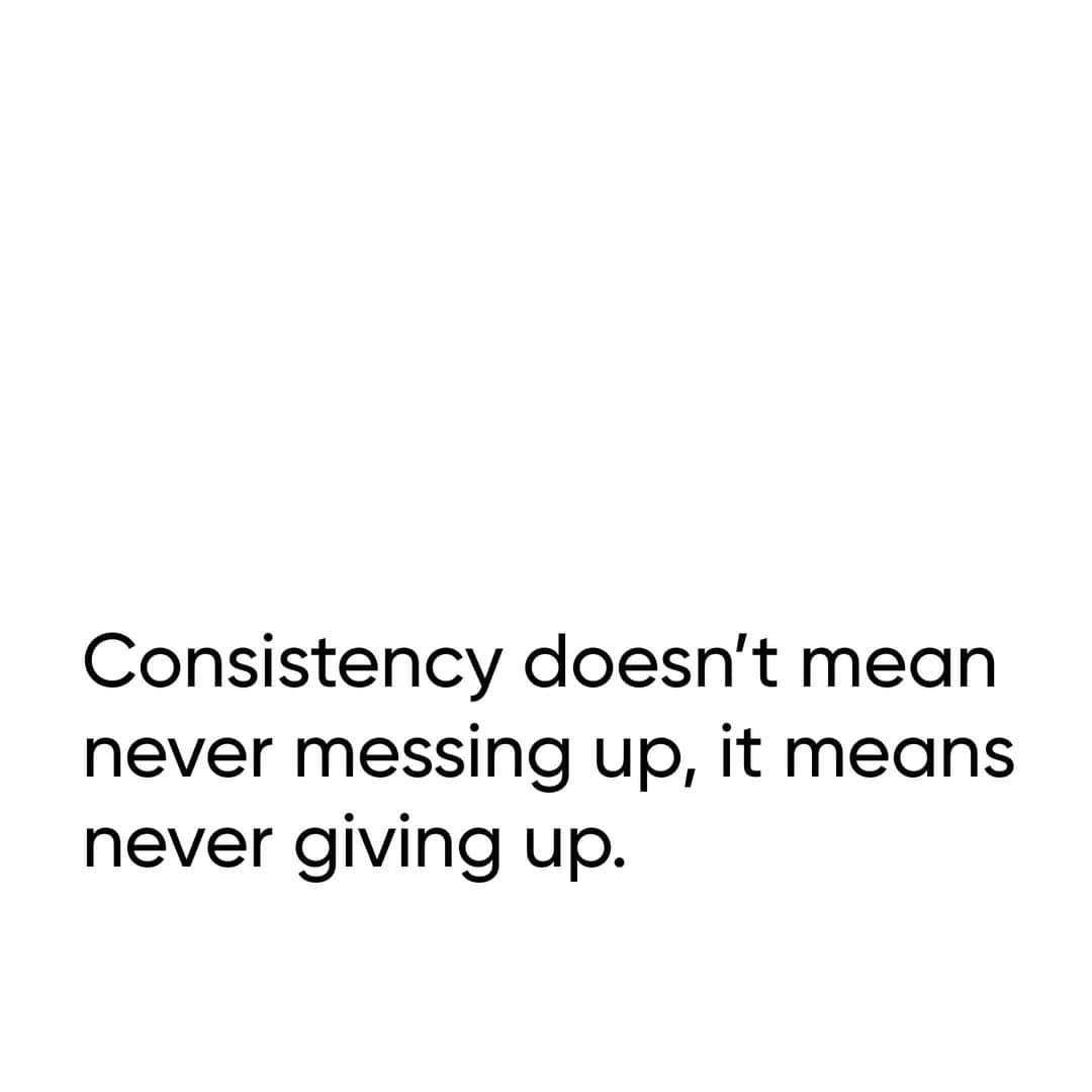 ケイラ・アイトサインズさんのインスタグラム写真 - (ケイラ・アイトサインズInstagram)「Ladies I want to talk about consistency! I hear a lot of women in the #BBGcommunity say they have been working out and eating healthy but aren't seeing any results, or that they ate one 'bad' meal and worrying it'll ruin their progress. BUT what a lot of women need to know is that results don't happen overnight and consistency is KEY in any health and fitness journey. This also means if you eat one unhealthy meal it WON'T ruin your progress. Consistency means you are committed to your health and fitness journey and it's a lifestyle, not a short term goal or quick fix.   I wanted this Sweat Challenge to be a chance for women across the globe to set goals or commit to a healthy lifestyle and to be consistent with it. Six weeks to create new healthy habits that will last long term, enjoy your workouts, become the strongest and most confident version of yourself and start 2021 with the BEST mindset, together. So, I don't want you to dwell over one 'bad' meal or give up because you aren't seeing results. Trust me you WILL if you just stay consistent. 💪 ⁣  And remember ladies, I know life gets in the way so you may have things that come up or you will eat unhealthy from time to time, and you might feel like you messed up, but it's TOTALLY fine. Remember consistency doesn't mean never messing up, just never giving up!  BBG community, tag a friend who needs to hear this in the comments below. 🙌  If you haven't signed up for the Sweat Challenge, today is your last chance! Download @Sweat or click the link in my bio and register now.   www.kaylaitsines.com/SweatChallenge  #BBGatHome #SweatatHome #fitnessjourney #SweatChallenge」2月4日 18時30分 - kayla_itsines