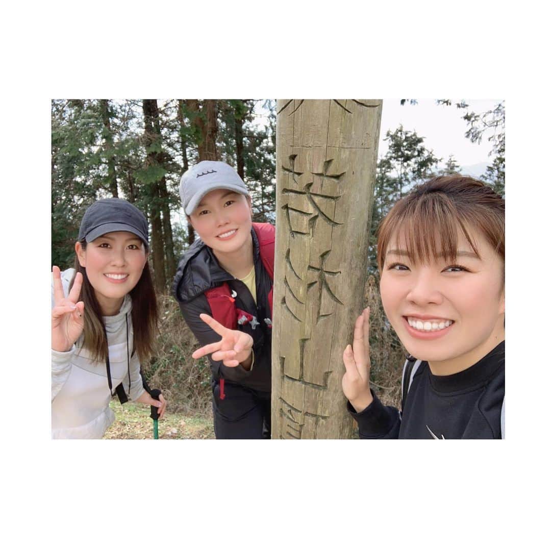 篠原まりあのインスタグラム：「__________** . 今日は 真未先輩 恵梨先輩と 山登りしてきました ⛰🚶‍♀️ . 登山経験が少ない私には きつかった〜 🤣🤣 .  2/20 発売のゴルフダイジェストさんに 出させていただけるそうです !!  どんな記事なのか楽しみ〜 🧡 .  @fukudamami32  @erigolferi  #標高681m #止まるときついとおもって #せっせ 登ってたら #仙人っていわれた #でも山育ちが活きたかも」