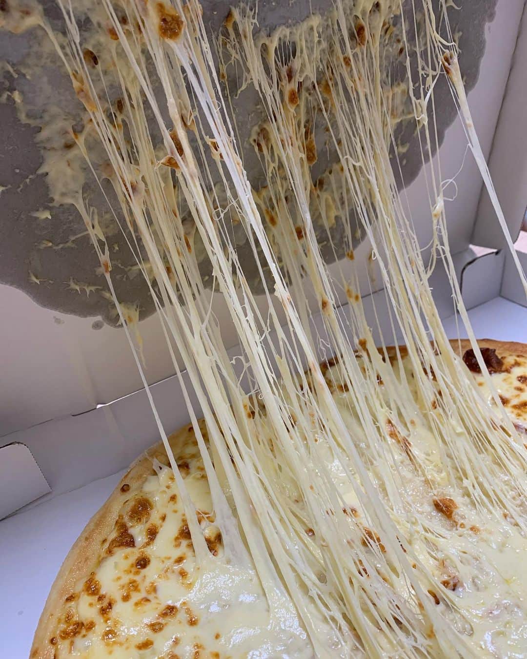 かこさんのインスタグラム写真 - (かこInstagram)「チーーーーーーーーズ🧀🧀🧀🧀🧀🧀🧀🧀 ドミノピザの1kgチーズピザ！開けたらチーズすごかった😂 #ドミノピザ #ピザ #チーズ」2月4日 18時32分 - harapeko__kako