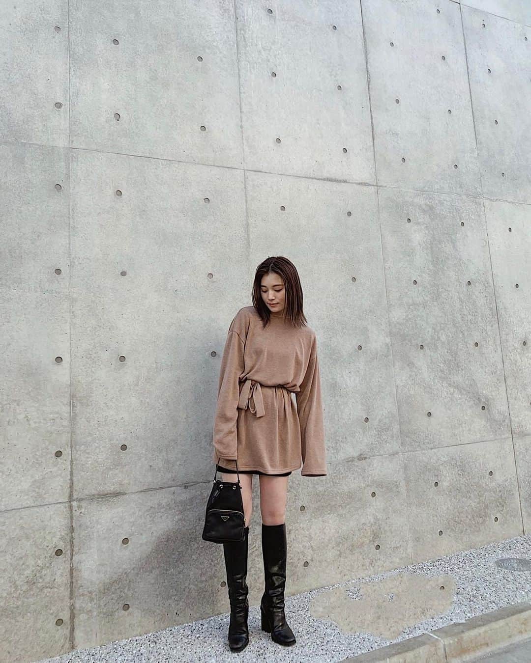 浪花ほのかのインスタグラム：「今日の私服タグしておきます♡♡  ちなみにこのワンピースは、Tiareの新作なんですけどすごくお気に入り🥺🥺 リボンを外せば長いワンピースにもなるし、結べばパンツとも合わせられる着回しやすいお洋服です♡♡  ニットソーといって、結構夏以外は着れる素材です🐶🐶🐶 1枚で大人っぽく着こなせるのでわたし的にはイチオシアイテム！！  14日までの限定販売なので、是非チェックしてみてください🤫🤫🤫」