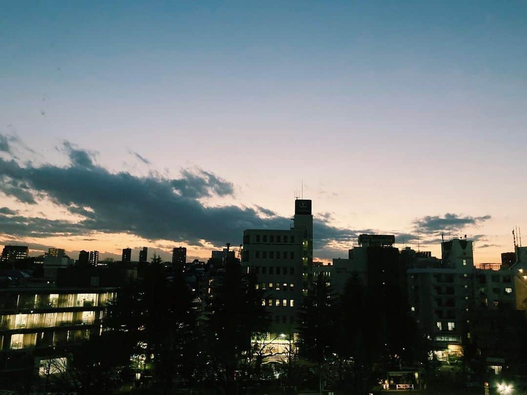 南波志帆さんのインスタグラム写真 - (南波志帆Instagram)「きのうの夕方の色が綺麗だったということを、時を経ていまお知らせします。  きょうは時間に余裕がなくて、見るタイミングを逃しました。きっと綺麗だっただろうなあ。悲しみ。  どんな1日でしたか？  #夕方の色」2月4日 18時33分 - nanbashiho