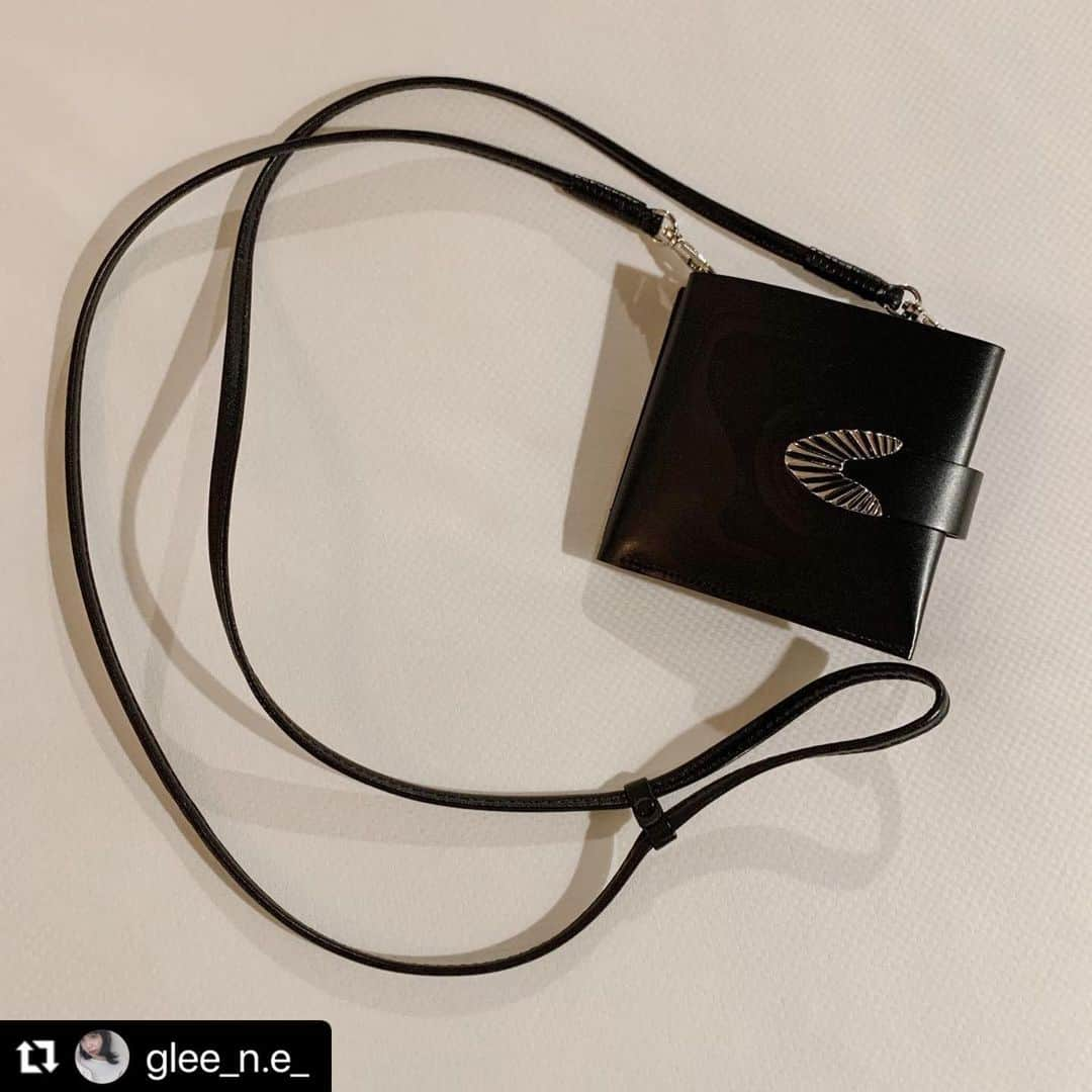 TOGAさんのインスタグラム写真 - (TOGAInstagram)「#repost from @glee_n.e_  ・ TOGA PULLA SS2021 Leather shoulder wallet Available at TOGA stores and TOGA ONLINE STORE. ・ #togaarchives #togaarchives_online #toga #togapulla #togapulla21ss #トーガ #トーガアーカイブス #トーガプルラ」2月4日 18時44分 - togaarchives