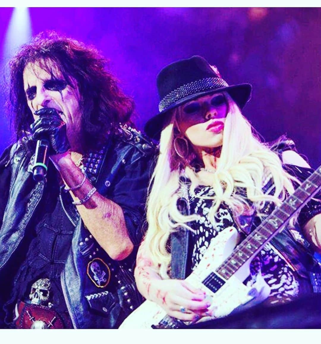 のインスタグラム：「Happy birthday to great friend /legend / boss for 4 years -always look back on the awesome times ✨🤘.. wishing u the best day @alicecooper ✨💛」