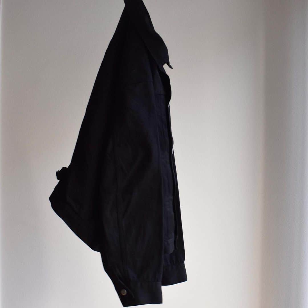 キャプテン サンシャインのインスタグラム：「﻿ "Black Tracker Jacket"﻿ ﻿ Black﻿ ﻿ Vintageの50インチ1stタイプから着想を得たリラックスシルエットのTracker Jacket。﻿ ﻿ スーピマコットンを使用し原料ならではの光沢感と柔らかさが上品な印象のデニム素材。﻿ 身幅、アームがたっぷりとしたシルエットです。﻿ 製品洗い済み﻿ ﻿ #kaptainsunshine ﻿ #21ss」