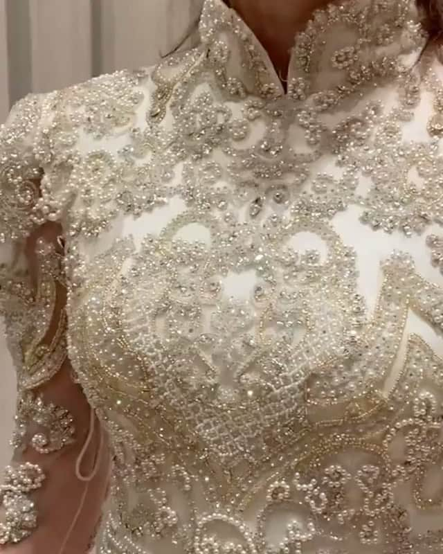 Wedding ?のインスタグラム：「Look at the details of this wedding dress ... wow! ❤️ Olhem a riqueza de detalhes deste vestido by Paulo Dolce. . . . . . . . . .  #dress  #vestido #weddingdecor  #wedding #bride #bridetobe #noiva  #vestidodenoiva #weddingdress #weddinggown  #casamento #honeymoon #luademel #weddingideasbrides」