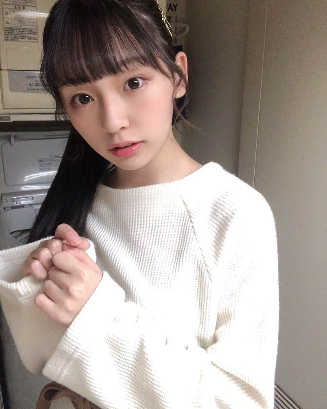 尾野寺みさのインスタグラム：「﻿ ﻿ ニット着られるのも今週までかなー﻿ ﻿ ﻿ ﻿ #ootd #ニットワンピース #ニットワンピ﻿ #白 #春 #大人シンプル #低身長 #155cm﻿」