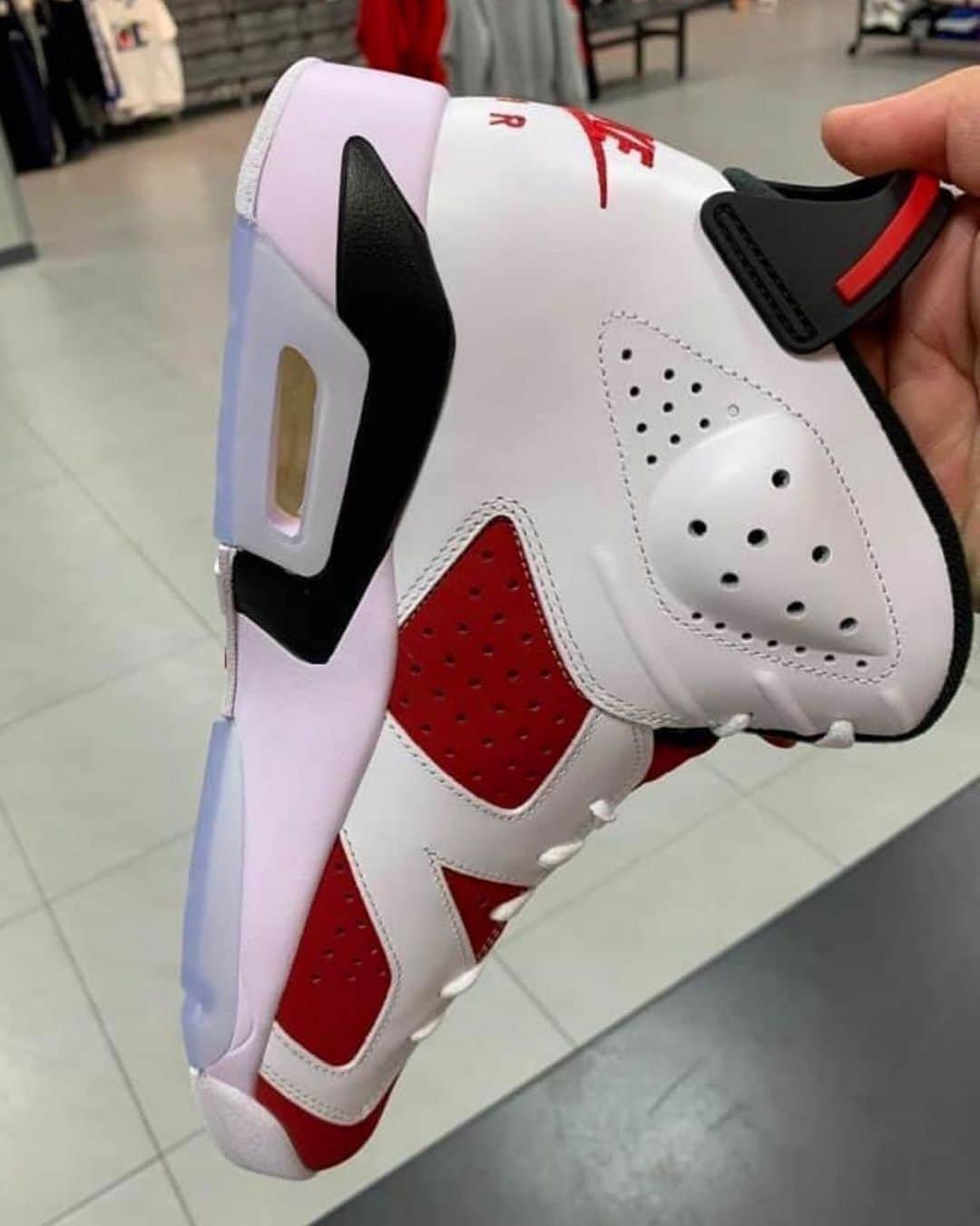 のインスタグラム：「Some stores are seeing defect issues on the upcoming Carmine 6s 😰🩸」
