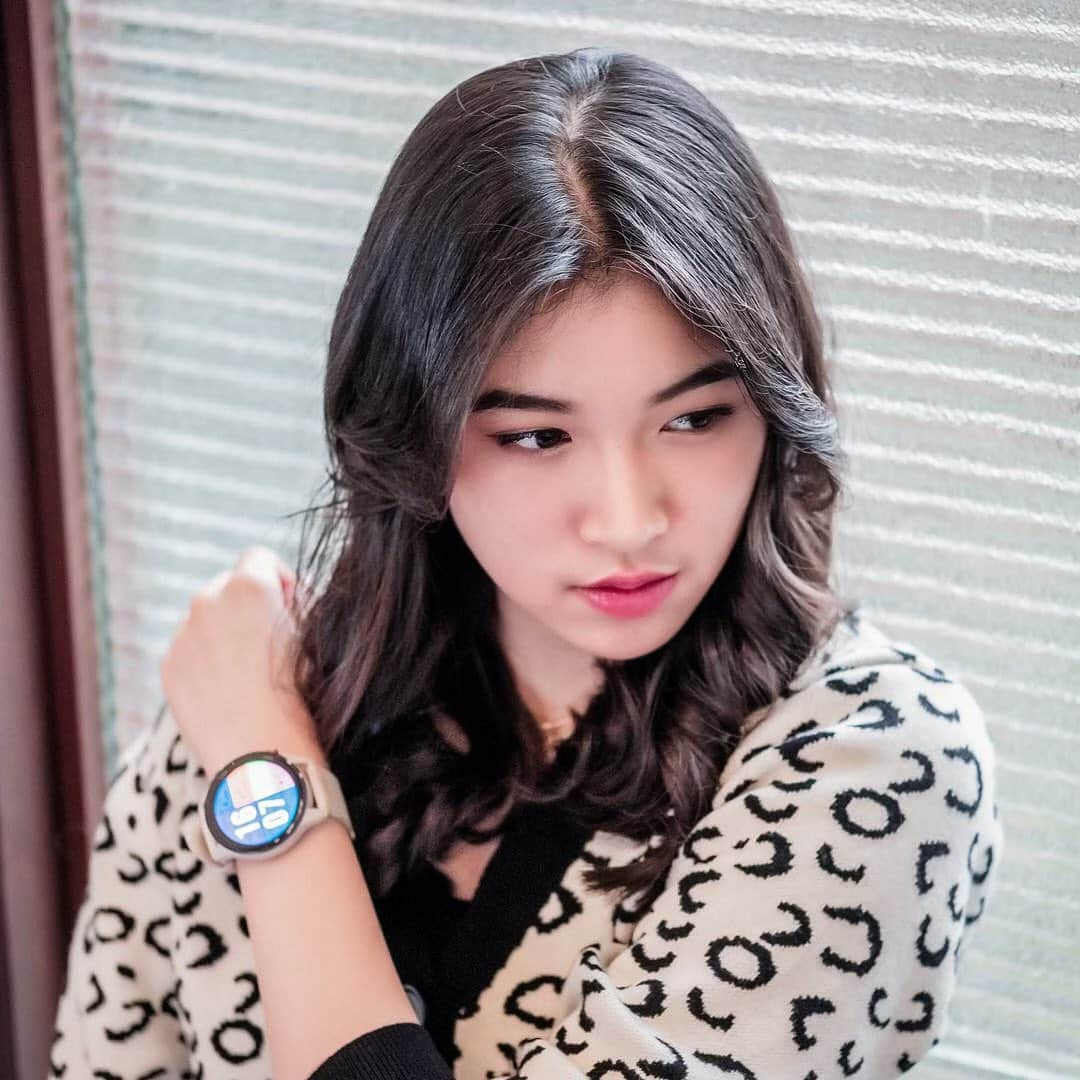 シャニ・インディラ・ナティオのインスタグラム：「Karena aktivitasku di JKT48 terkadang bikin aku jadi lupa sama kondisi badan sendiri. Tapi untungnya sekarang ada #MiWatch nih! Selain punya fitur-fitur yang bisa nge-tracking kondisi kesehatan aku kaya kadar oksigen darah, level stress, dan level energy, Mi Watch juga punya batre yang tahan sampe 16 hari. Pokoknya masih banyak fitur lainnya yang bikin keseharianku jadi lebih mudah karena MiWatch! . Nah, buat kamu yang mau samaan kaya aku dan pengen nyobain gimana kerennya fitur-fitur kece Mi Watch dari @xiaomi.indonesia, langsung aja cek di sini: bit.ly/XiaomiMiOs bit.ly/XiaomiLazadaOS bit.ly/XiaomiShopeeOS bit.ly/XiaomiBliBliOS bit.ly/XiaomiJDOS bit.ly/XiaomiTokpedOS bit.ly/xiaomibukalapak」