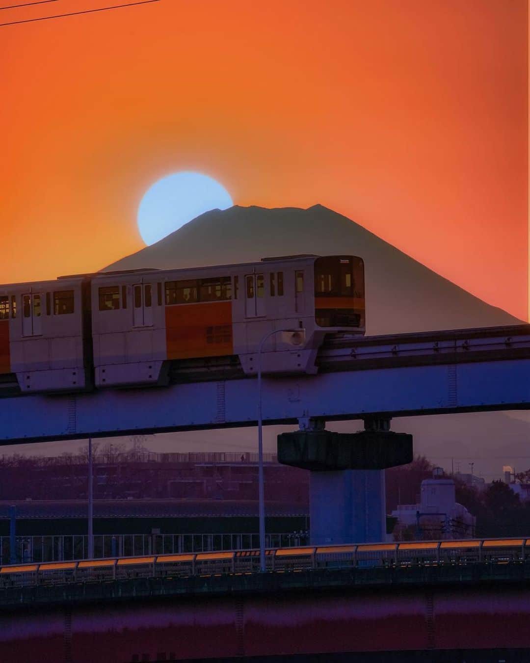 Promoting Tokyo Culture都庁文化振興部さんのインスタグラム写真 - (Promoting Tokyo Culture都庁文化振興部Instagram)「Mt Fuji under a vermilion sky. If you're lucky, you'll get to see a scene like this - the Tama Monorail passing in front of "Diamond Fuji", a nickname for when the sun aligns with Mt Fuji. - 朱色の空にくっきりと浮かび上がる富士山。 運が良ければモノレールとダイヤモンド富士のツーショットが見られるかも。  #tokyoartsandculture 📸: @hagurecop_kenichiro」2月4日 18時52分 - tokyoartsandculture