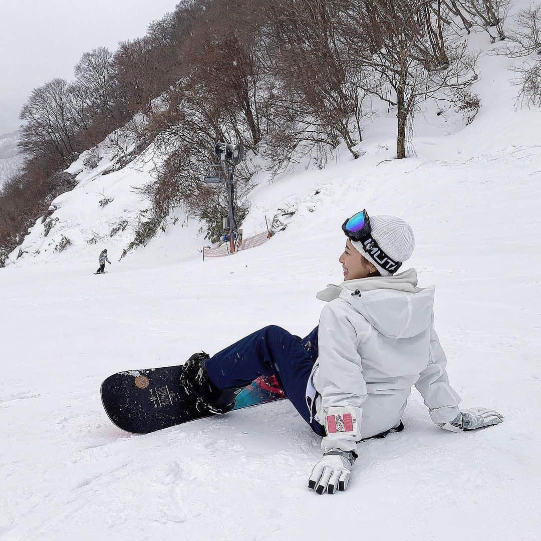 MANAMIのインスタグラム：「. 今年初のスノボー🏂」