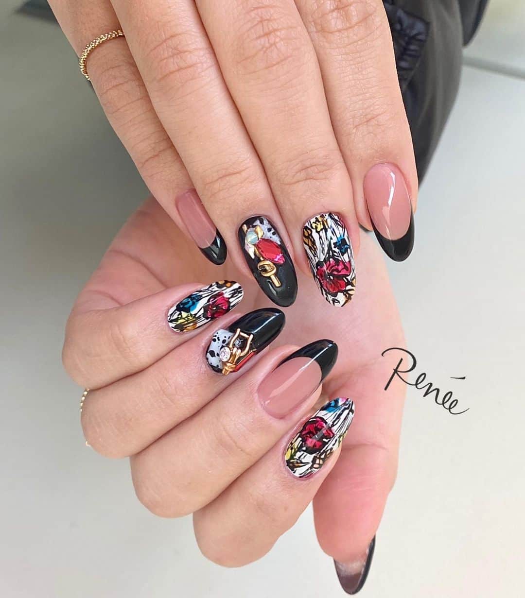 埜藤理恵のインスタグラム：「Diorのbag Design.... @dior ▷写真3枚目▷﻿ ﻿  薬指のアイテムは﻿ bonnailさんのもの✨﻿ Bonnail accessory﻿ ＊サンチュールマットブロンズ﻿ ＊ノットバーマットブロンズ﻿ Design stone mix ダルメシアン﻿ 使用﻿ @bonnail_insta ▷写真4枚目▷﻿ ﻿ 今Renée Gel Professional brush﻿ シリーズから﻿ アートブラシも制作中です✨﻿ お楽しみに☺️✨🍒﻿ ﻿ ﻿ ﻿ nailsalon Renée®︎﻿ ￣￣￣￣￣￣￣￣﻿ リピート率95%﻿ TV.メディア出演﻿ スタッフ全員資格保持者﻿ カラー300種類以上﻿ パーツ1000種類以上﻿ 雑誌掲載デザイン多数﻿ ﻿ ﻿ ﻿ ▫︎Renée梅田本店﻿ 【open-close】10:00〜21:00﻿ 【定休日】不定休﻿ 【add】大阪市北区堂山町15-23-908﻿ ﻿ ▫︎Renée les deux梅田店﻿ 【open-close】10:00〜21:00﻿ 【定休日】不定休﻿ 【add】大阪市北区堂山町15-23-1003﻿ ﻿ ▫︎Renée by Beauland Ashiya芦屋店﻿ 【open-close】10:00〜21:00﻿ 【定休日】不定休﻿ 【add】芦屋市業平町6-11 Ashiya grotto 302﻿ ﻿ ﻿ ﻿ ﻿ ▶︎▶︎▶︎初回クーポンご利用頂けます﻿ ￣￣￣￣￣￣￣￣￣￣￣￣￣￣￣￣﻿ ご予約はプロフィールTOPのリンク内﻿ URLをご利用下さい。﻿ ﻿ ﻿ ﻿ メニューに迷った方やご相談は…﻿ ﻿ 　　🤍Renée公式LINE🤍﻿ ─────────────﻿  【@bos7903t】←※@から入力🔍﻿ ﻿ ﻿ ﻿ ﻿ ﻿ #nail#nails#gelnails#nailart#ネイル#ジェルネイル#美甲#네일#젤네일#冬ネイル#nailsalonrenee#ネイルサロンレネ﻿ #大阪ネイルサロン#梅田ネイルサロン#芦屋ネイルサロン#神戸#芦屋#beauland#冬ネイル﻿ #芦屋ネイルサロン#love#instagood」