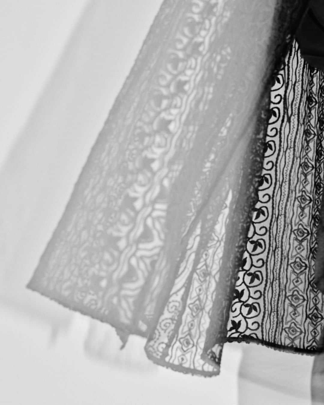 二ノ宮和佳子のインスタグラム：「Embroidery long shirt @aewen_matoph   繊細な基布に幾何や花柄模様の刺繍を施した素材 透けすけの刺繍生地をどうにか作りたくて、別注で作りました  生地の製作過程を見に伺えなかったので、工場さんに写真や動画をお送り頂いてのチェック 本当に御尽力頂き感謝です  黒と白のロングシャツは、羽織りとしてもとってもおススメですよ  #aewenmatoph #イウエンマトフ　#2021ss」