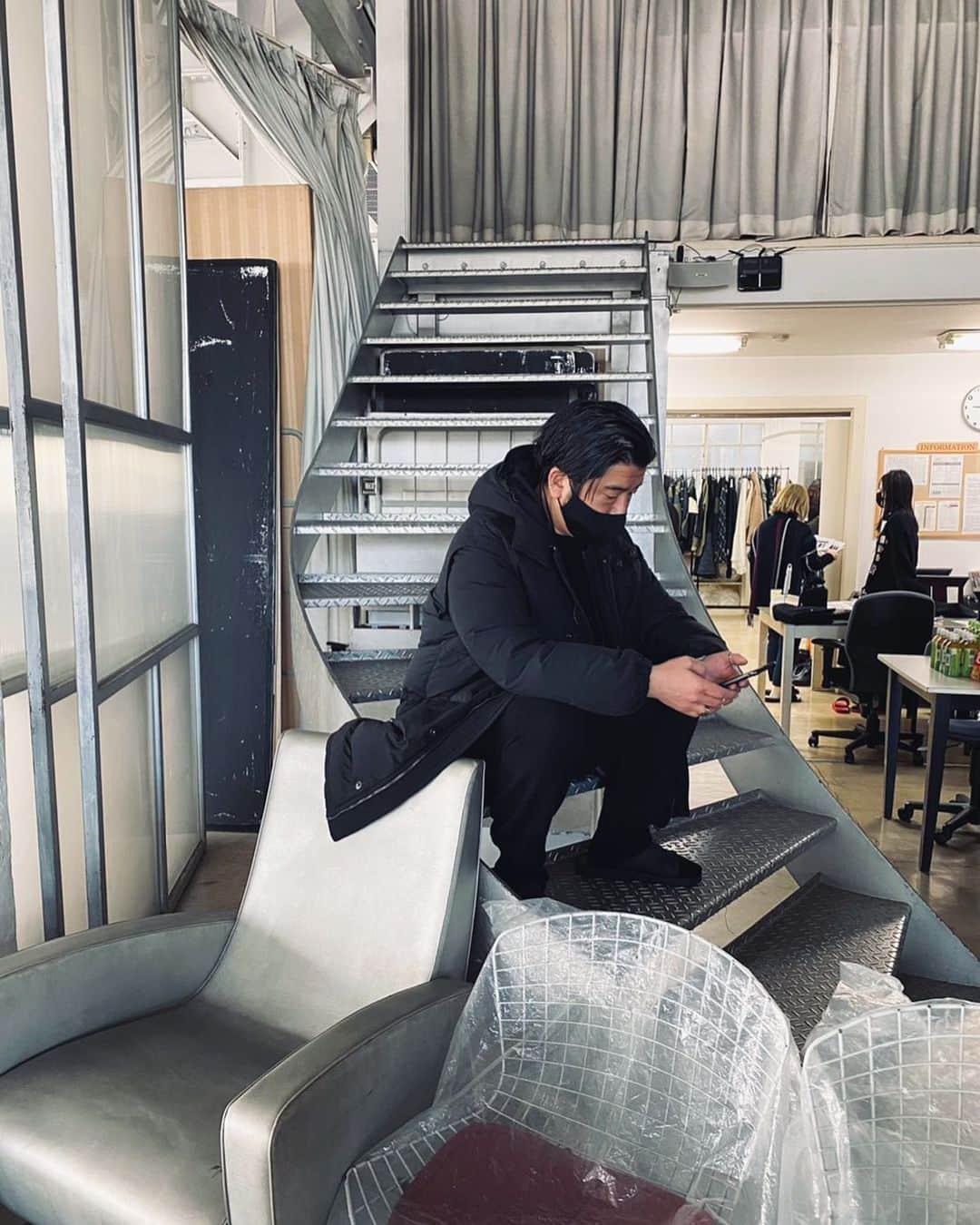 のインスタグラム：「Behind the scenes.. EZUMiの撮影はチームビルドアップ満開でいつも楽しい🙆🏽‍♂️ 全力でつまらなそうに見えるのは気のせいです🙄ほんとに🤣 @ezumimen.official #EZUMi #MEN」