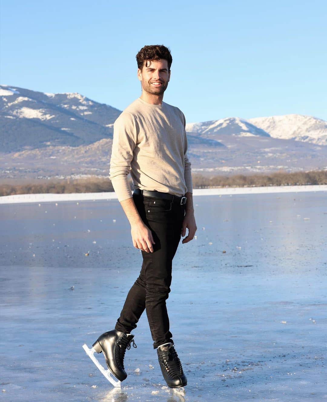 ハビエル・ラジャのインスタグラム：「❄️⛸🐶」