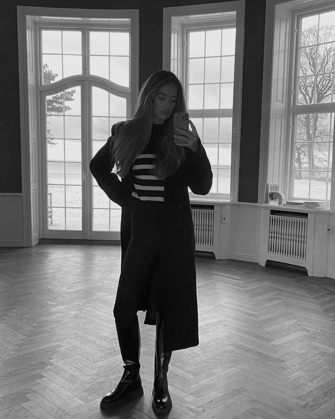 Mathilde Goehlerのインスタグラム：「On my mind ☕️」