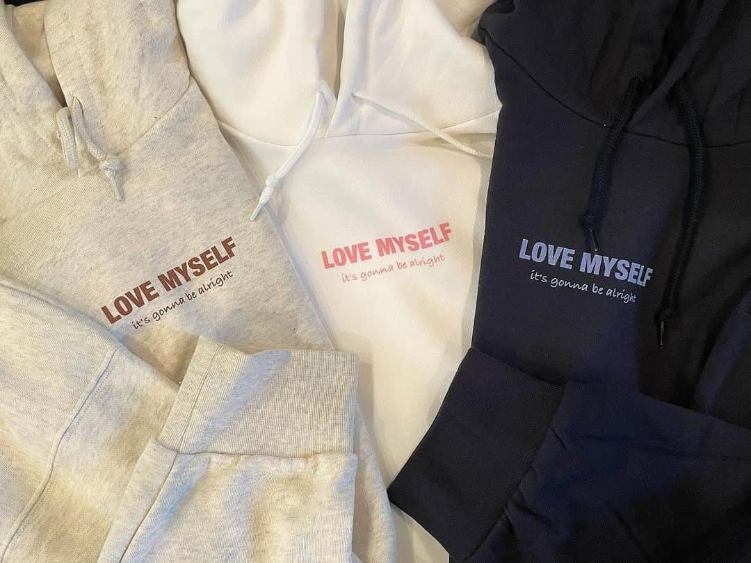 yurikaのインスタグラム：「🤍Love myself🤎💙 * ご報告です！ 本日初のグッズを発売する事になりました✨ ずっと楽しみにしていた事なので、お伝えできてすごく嬉しいです💓 * ビッグシルエットのパーカーです✨ 3色展開、2サイズあります！ デザインした文字は、私の人生で大切にしている言葉です🧡 詳細は動画内でお話ししています😌 * * いつも応援して下さる皆さんを思って作りました☺️❤️ とってもとってもワクワクドキドキですが、気に入ってもらえたら嬉しいです🥺💕 * すでに動画に暖かいコメントを頂いて、みんな優しくて涙が溢れてきました😢✨ 本当に本当にいつも応援して頂きありがとうございます😭❤️❤️ * * #yurikamul #lovemyself #itsgonnabealright」