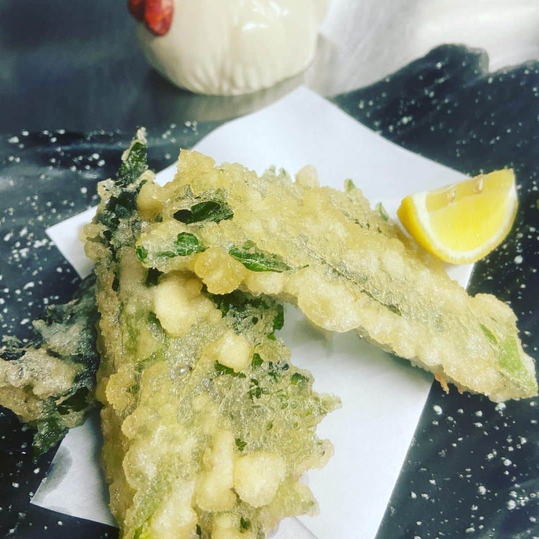 鶏魚 谷町のインスタグラム：「本日もお仕事お疲れ様です！ 谷町4丁目駅すぐ！ がぶ飲み酒場“鶏魚”です🐓  こちらは当店随一の珍メニュー、 納豆を大葉で挟み、天ぷらにしてます！福岡の居酒屋で食べてみたら美味しく当店でも。なかなか挑戦してくれる方がいないですが、美味しいです！  「納豆の天ぷら」¥480  #鶏魚#谷4#谷町4丁目#谷町#貝#海鮮#牡蠣#飲み放題#セルフ飲み放題#利き酒#利き日本酒#日本酒#唐揚げ#飯テロ#酒テロ#煙草#タバコ#🚬#喫煙可能店#昼飲み#昼呑み#納豆の天ぷら #納豆」