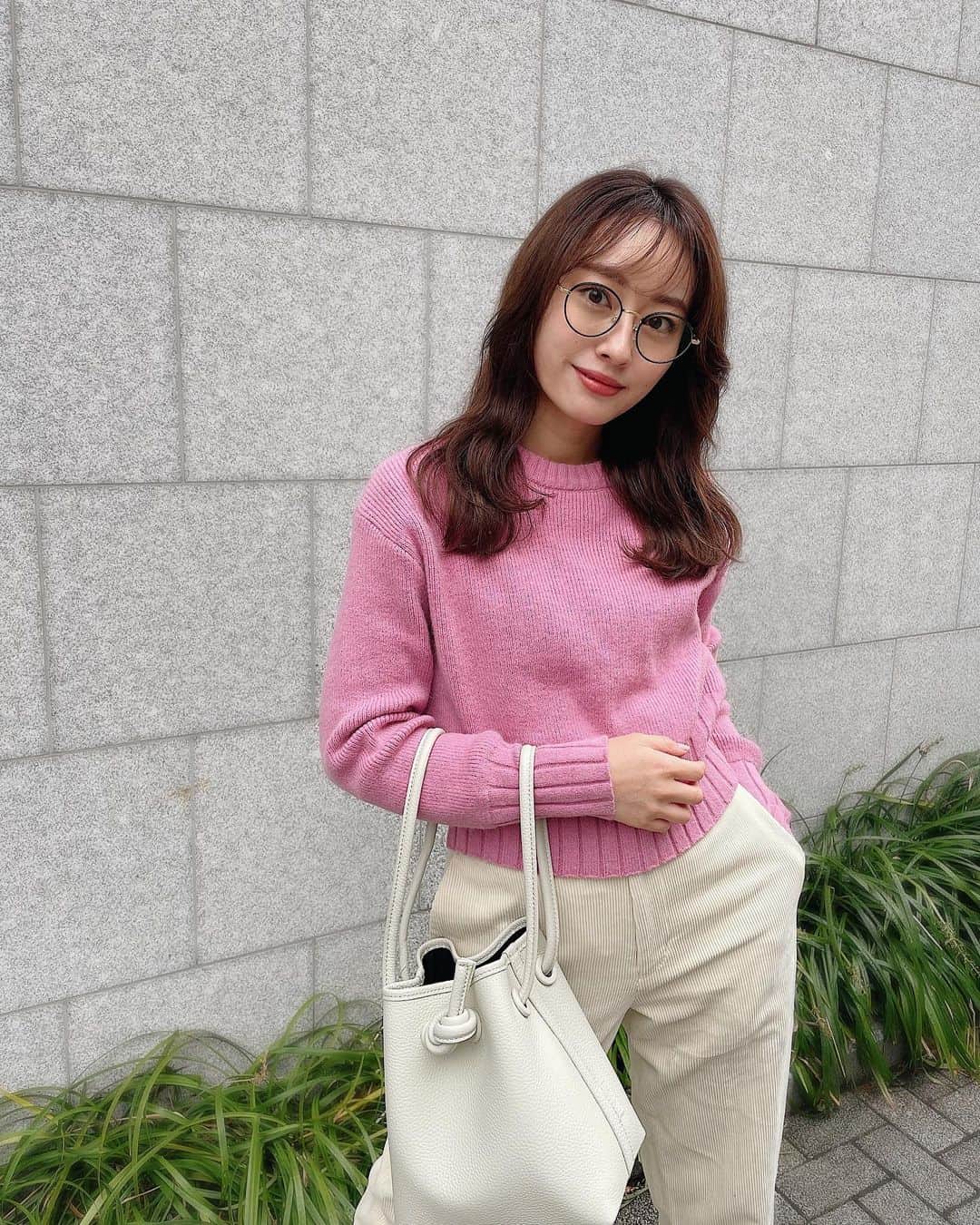 小祝麻里亜のインスタグラム：「🤍💖  ピンクのニットが目立つからホワイトに頼りました🤍バッグ斜めにもかけられて使いやすい☺️☺️  ． ．＿＿＿＿＿＿＿＿ #outfit #coordinate #look #instafashion #vasic #셀스타그램 #얼스타그램 #코디 #스타일링 #데일리 #데일리룩 #오오티디 #158cmコーデ #ピンクコーデ」