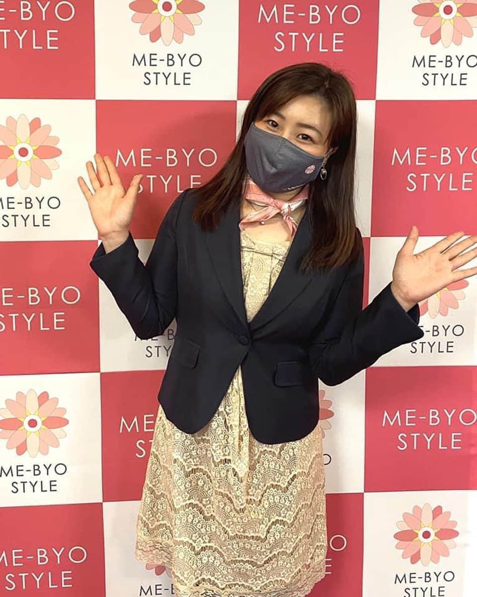 金谷有希子さんのインスタグラム写真 - (金谷有希子Instagram)「. . .【お家マスクの発売】神奈川県庁 . .最近忙しい過ぎて、、 . 本当。 . あー、もう無理！ってなっていたら。 . ヒョンな事から . 秘書さんをお願いすることになりました🙇‍♀️ . 私は勢いでガンガン行くタイプで、 細かいバックオフィス系は苦手💦 . 秘書さんに手伝ってもらうようになってから、 作業効率がグンと上がりました↑😊✨ . 秘書さんお一人、、というか、 . 会社全体でフォローしてもらっている形で、もはや千倍力‼️大変助かっています💖 . また経営者としてきちんとクリーンにやっていきたいので、自分で事業を把握できるよう勉強も始めました。そういった学びの手助けもしてもらっています😀成長するぞ〜⤴︎ . ----------------------------- . 私たちの神奈川MEBYOスタイルアンバサダー達が考えたロゴが入ったマスクが発売され、高島屋さんなどに置いていただいています✨ . 是非お買い求めくださいませ。 . ちなみにこちらはお家マスクです❗️ . 外用じゃなくて家用。 . 家庭内での感染が広がっているので、その対策をしようとしています。 . そういえば、数日前ホリエモンさんのニュース流れているのを見ました。堀江貴文氏　新型コロナ巡り疑問「家庭内感染対策は誰も推進しようとしない」との記事が出ていましたが、、 . 是非、こちらを見てもらいたいですね❣️ . 色々ニュースにも取り上げてもらってはいますが、ホリエモンさんにはまだまだ足りないのだと告げられているようです。 . もっと広報頑張りまーすᕦ(ò_óˇ)ᕤ . あと、話題のSNS、clubhouseを始めました✨ . 新しい物好きな人ばかりが集まっていて、てか知っている人だらけ。世の中狭いなと思いましたw . 昨日は、来週インタビューに伺う日テレプロデューサーさんと繋がって話をして✨アナ友の山崎薫子ちゃんのroomを、お風呂入りながら、また〜り聴くつもりが、急に旦那との馴れ初めを聞かれて、お風呂の中で話すことになったり🛁❣️ . 、、お風呂の中から実況中継w 男性いない時で良かったです😂笑 22時から毎日やっているそうです♡ . その後はアナウンサー達のroomに入り、声帯のことなど声の出し方について色々聴きました。 めちゃ面白かったです！ . ちなみに私は本日4日19時〜 . ✨✨✨✨✨✨✨✨✨✨✨✨ アナウンサーによる社会貢献団体「Jアナーズ」メンバーのアナ雑談 〜金谷有希子×大野あゆみ〜　 . Jアナーズとは15の幅広い分野で全国のアナウンサー達と連携し社会貢献事業を行なっている。 . 団体の発起人である元NHKキャスター金谷有希子と、元NSC24期生・イベント司会者→社長秘書の大野あゆみが、コロナ禍のマスコミ業界と今後について雑談します。 . ✨✨✨✨✨✨✨✨✨✨✨✨ . 良かったら遊びに来てください♪ . . . .#神奈川県　 #神奈川　 #神奈川mebyoスタイルアンバサダー  #県庁 #未病改善 #アナウンサー #女の子ママ」2月4日 18時56分 - kanatani_yukiko