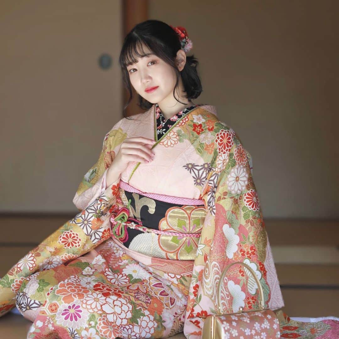 鈴木志歩のインスタグラム：「. もう2月だけど、、 久しぶりの晴れ着👘 . 日本人だからこそ 和装の似合う女性になりたい♡ . . #hairstyle #hairset #kimono #fashion  #기모노 #얼짱 #얼스타그램 #모델  #페션 #오늘의훈녀」