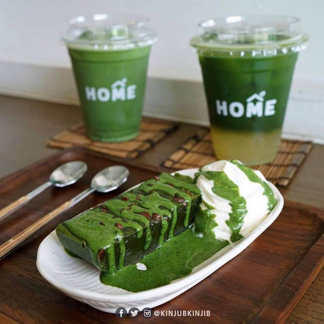 tealilycafeのインスタグラム：「HOME MATCHA พระราม 9 ซอย 43 ( มีสาขาเดียว และไม่มีการขายแฟรนไชส์ค่ะ )  บ้านที่อบอวลไปด้วยความรักที่มีต่อชาเขียวญี่ปุ่น จึงทำให้รังสรรออกมาในรูปแบบทั้งเครื่องดื่ม และขนมมากมาย  MATCHA MOUSSE CAKE : เค้กใหม่ล่าสุดเนื้อมูสเนียน นุ่ม ละมุน แต่ยังคงความเข้มข้นของรสชาเขียวไว้ค่ะ MATCHA BROWNIE : เข้มข้น หวานน้อย เนื้อฟัดจ์สุดๆ เสิร์ฟพร้อมกับซอสมัจฉะหอมๆ MATCHA BANOFFEE : ฐาน OREO กรุบกรอบ ชาเขียวเข้มข้น ความหอมหวานที่ได้จากกล้วย ทานพร้อมกับครีมสดนุ่มละมุน MATCHA CHEESECAKE : ฐานแครกเกอร์กรุบกรอบ หอมมันทั้งชีสและชาเขียว ลงตัวสุดๆ  สำหรับท่านที่ชื่นชอบทานดังโงะ ทางร้านปรับสูตรใหม่ล่าสุด นุ่มหนึบกว่าที่เคยค่ะ และทางร้านยังปั้นสดๆ หลังจากได้รับออเดอร์แล้วเท่านั้นด้วยนะคะ รับประกันความสดใหม่ค่า  และที่ขาดไม่ได้ คือ ยูซุที่ส่งตรงจากญี่ปุ่น ซึ่งทางร้านได้รังสรรมาเสิร์ฟ เป็นเครื่องดื่ม YUZU CHA YUZU ICE-CREAM สูตรใหม่ล่าสุดที่เต็มไปด้วยเปลือกส้มญี่ปุ่นหอม เปรี้ยวอมหวาน รส กลมกล่อม รับประกันความฟินค่ะ ^ ^ และอื่นๆ อีกมากมาย  ทุกอย่างที่รังสรรค์ออกมา จะไม่มีการแต่งสี แต่งกลิ่น หรือสารปรุงแต่ง สารสังเคราะห์ใดๆ นะคะ  " LET MATCHA MAKE YOU FEEL LIKE HOME " ไม่ว่าอีกกี่ปีความตั้งใจและความรักที่มีต่อชาเขียวไม่เคยเปลี่ยนไป สัญญาว่า ไม่ว่าจะอีกนานเท่าไหร่ พวกเราจะยังคงรักษามาตรฐานนี้ไว้ และยิ่งกว่านั้นคือเราจะพัฒนาไปเรื่อยๆ ค่ะ ขอบคุณรูปสวยๆ จาก ทุกท่านที่แวะมาหากันค่า」