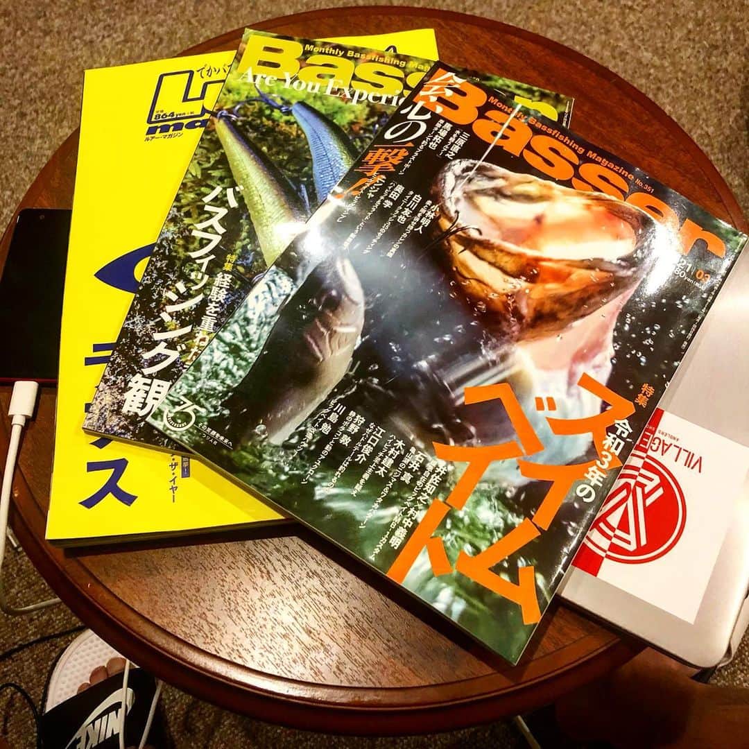 安田理大のインスタグラム：「キャンプのお供。 『Lure magazine』と『Basser』を読み倒します📚 　 #luremagazine  #ルアマガ #Basser」